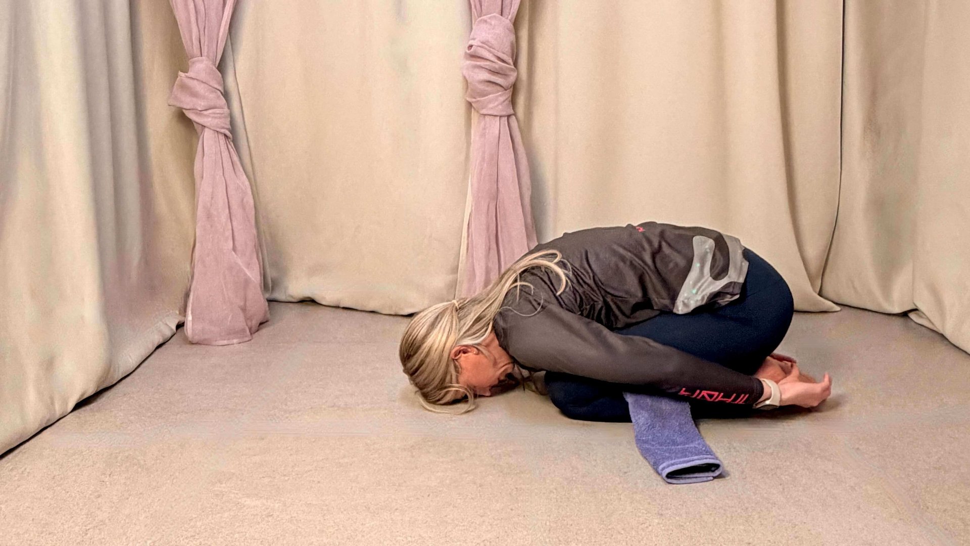 Yogalehrerin Anja in der Kindhaltung zur Entspannung und Entlastung des Rückens
