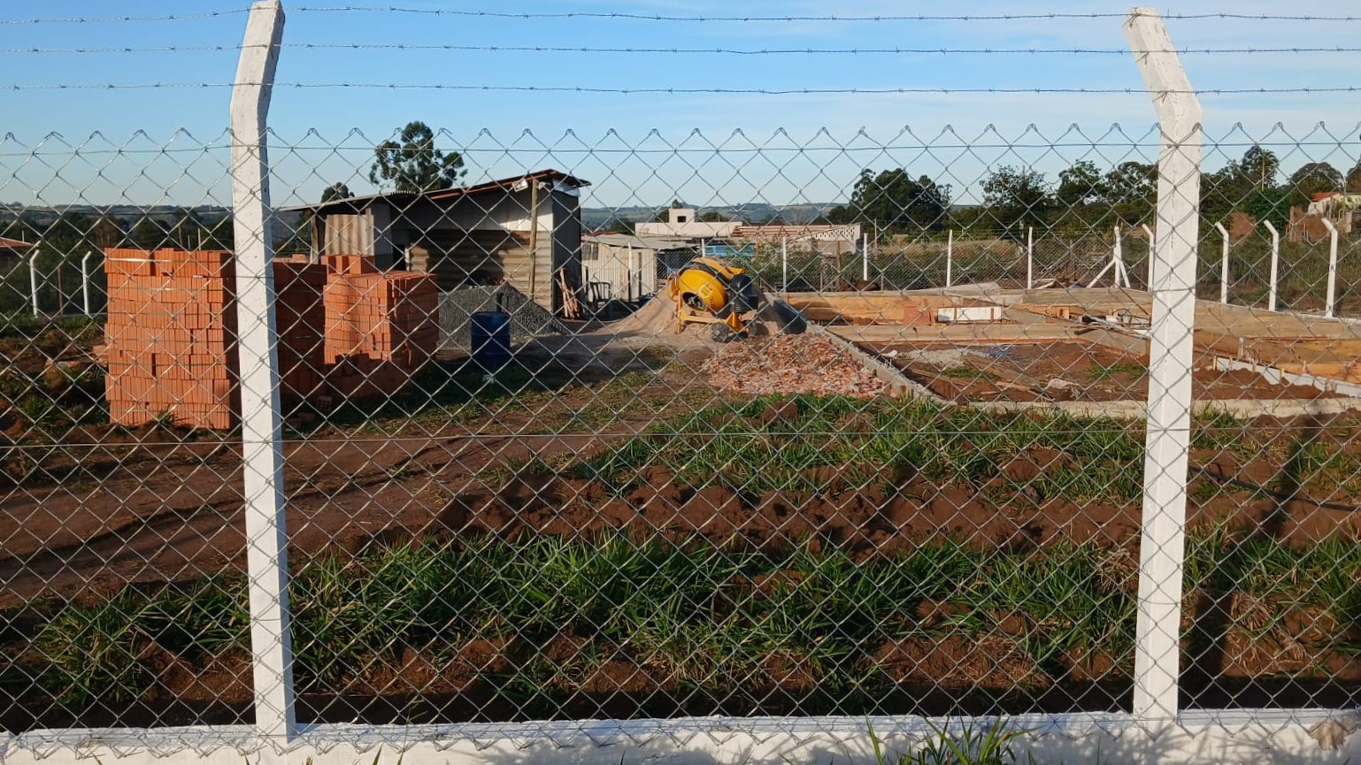 Foto de cerca de alambrado instalada.