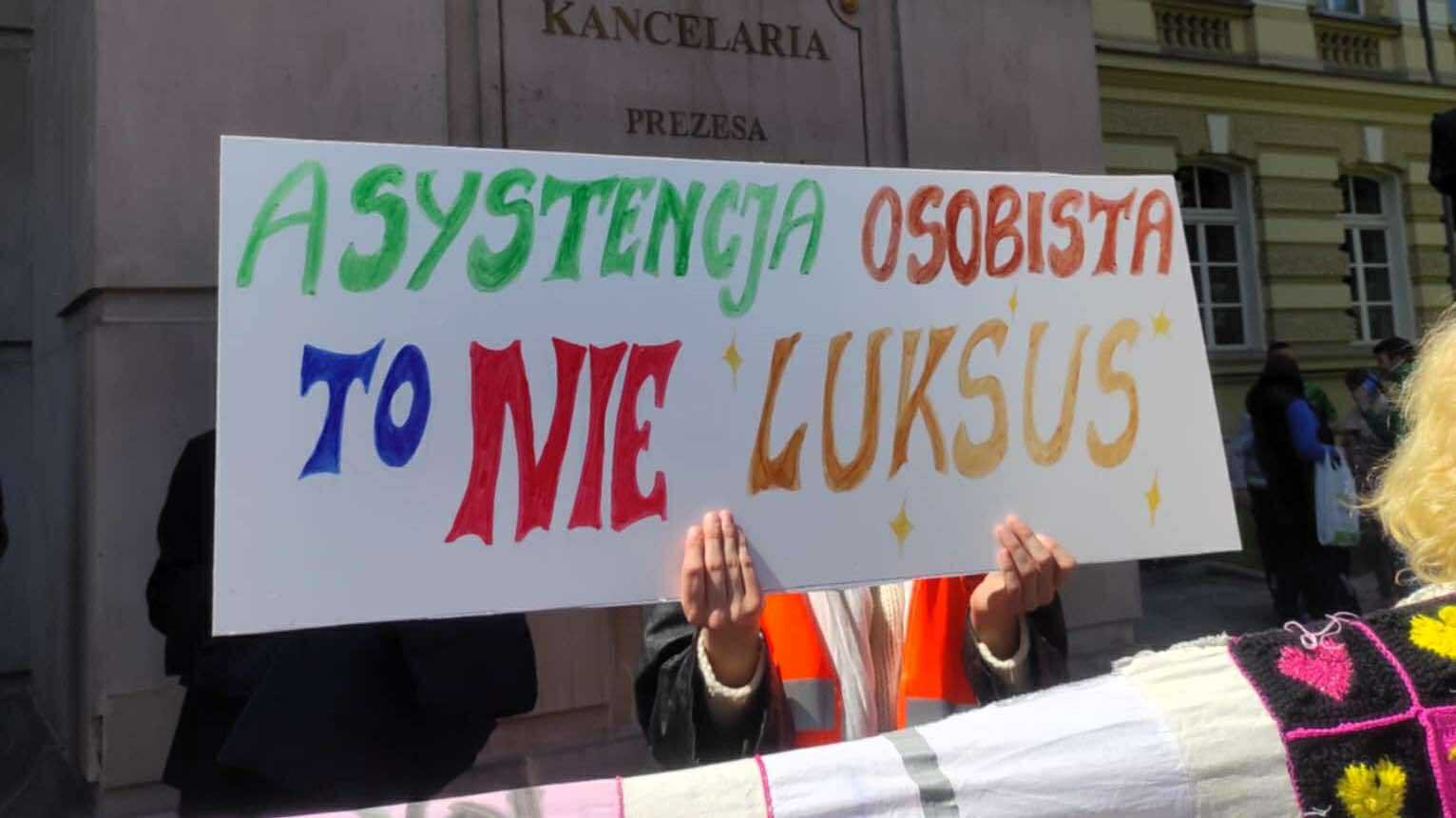 Kolorowy transparent "Asystencja osobista to nie luksus"