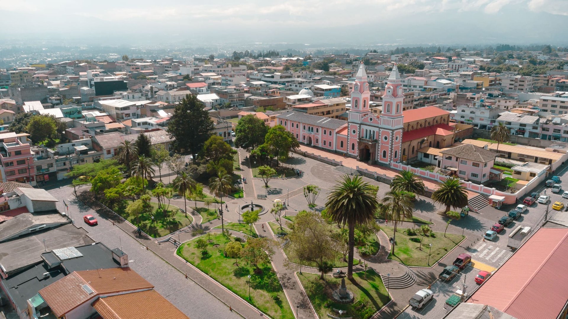 Fotografía aérea con dron de Quito parque central de Conocoto Iglesia