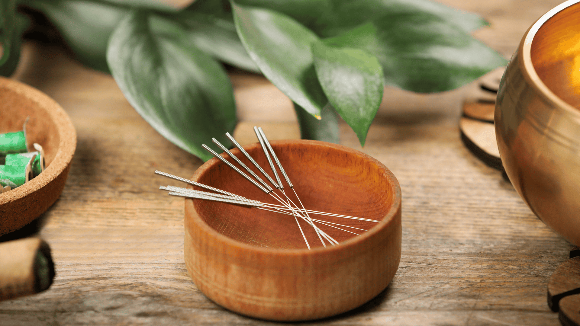 Aiguilles d'acupuncture dans un bol en bois, bol tibétain à coté