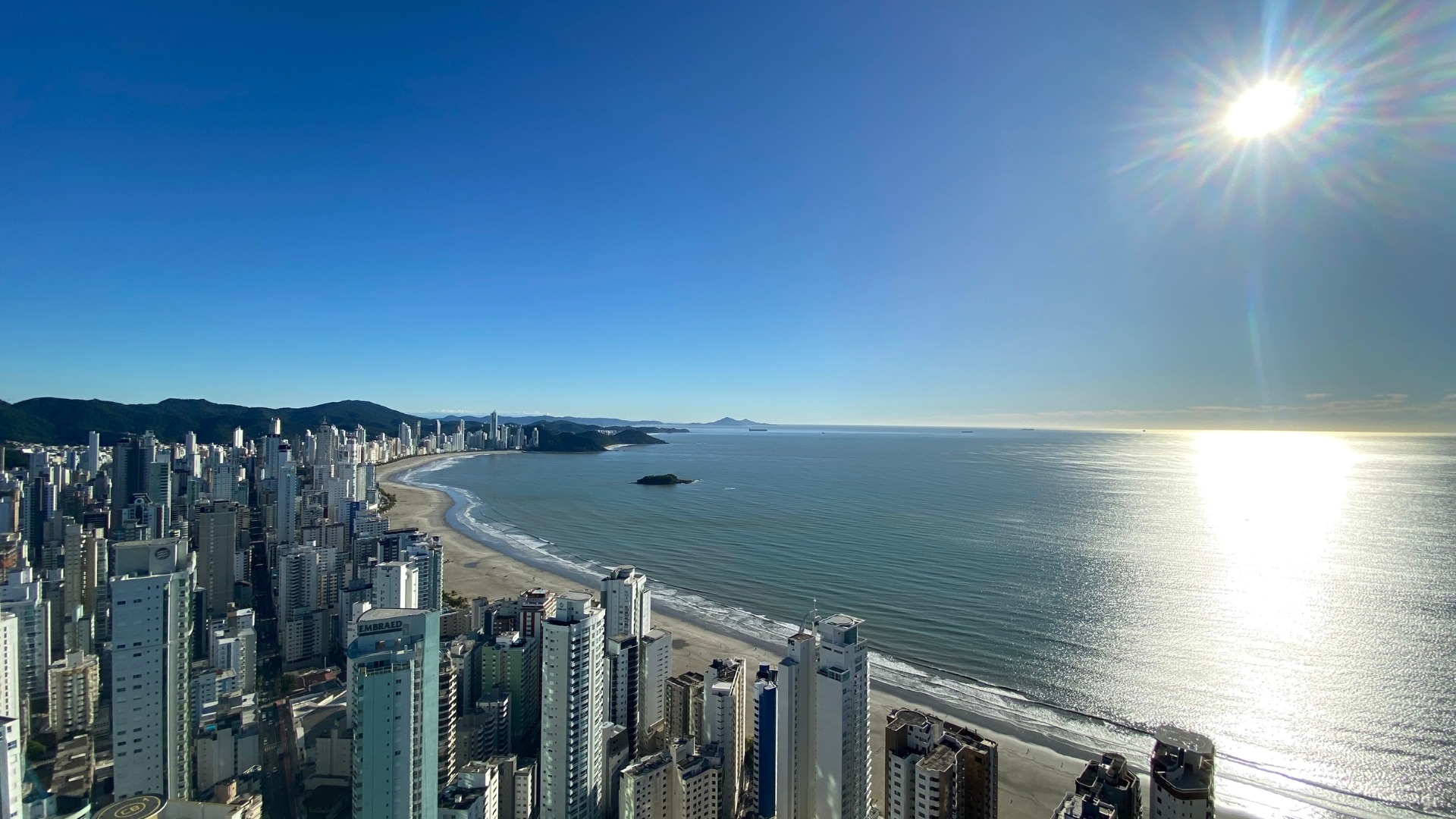 Vista aérea de Balneário Camboriú, ao nascer do sol num dia de céu azul.