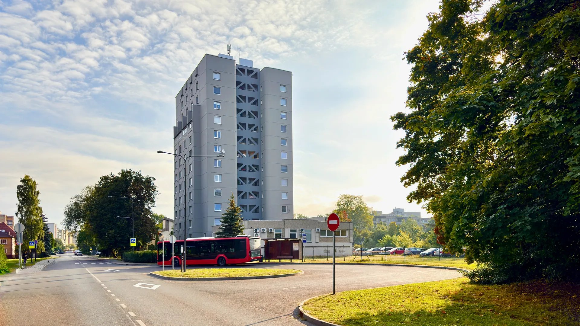 Galinė autobusų stotelė šalia namo