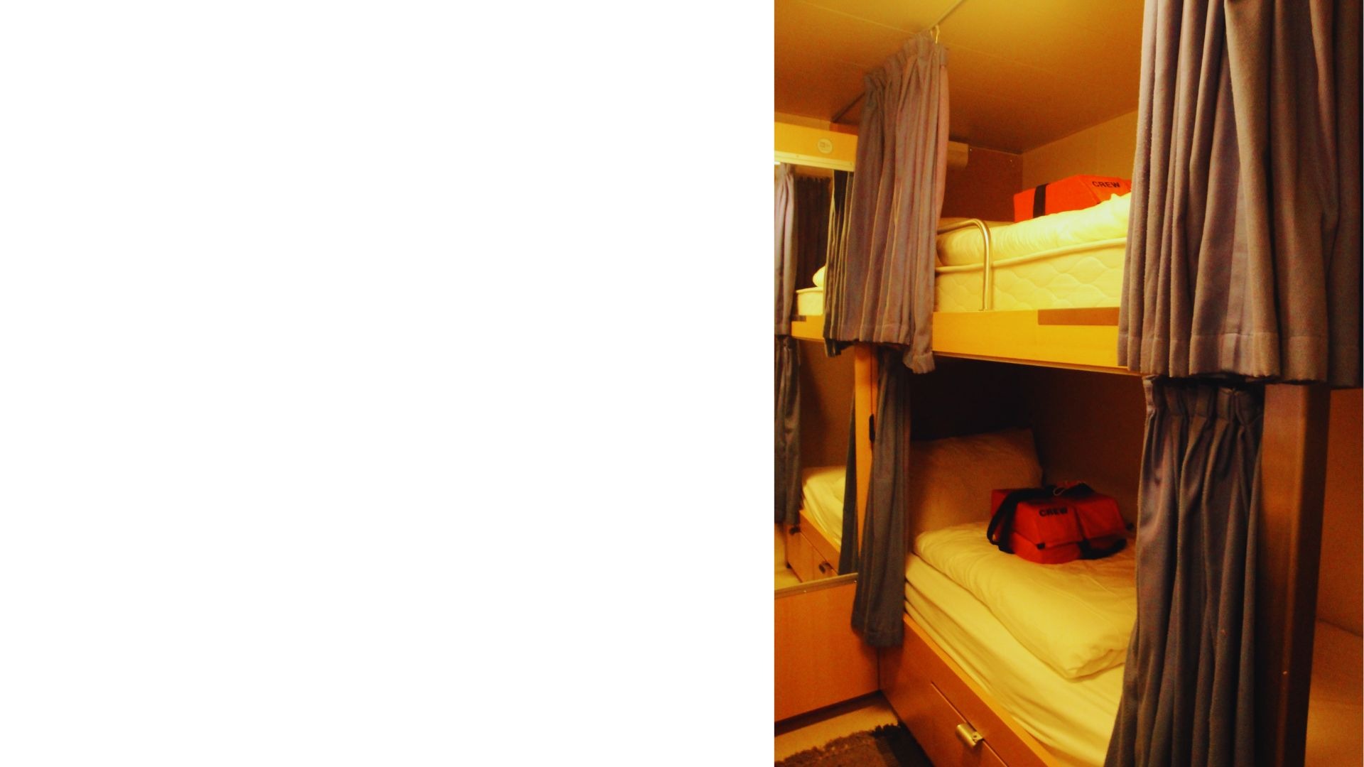 Primeira cabine da autora a bordo, com cama, TV e telefone, oferecendo conforto básico para descanso