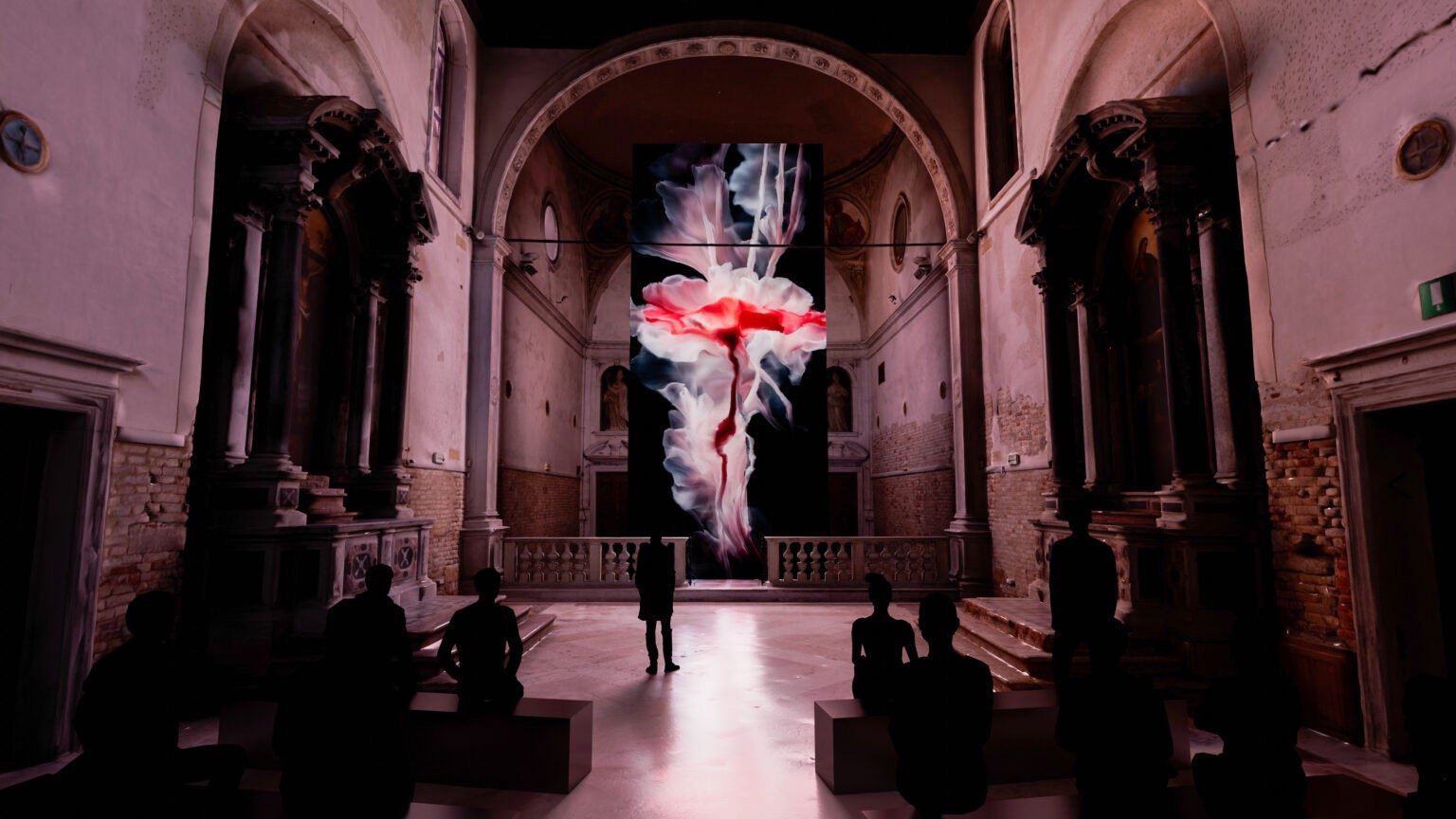 Artistas como Memo Akten exploram a interseção entre arte, tecnologia e meio ambiente.