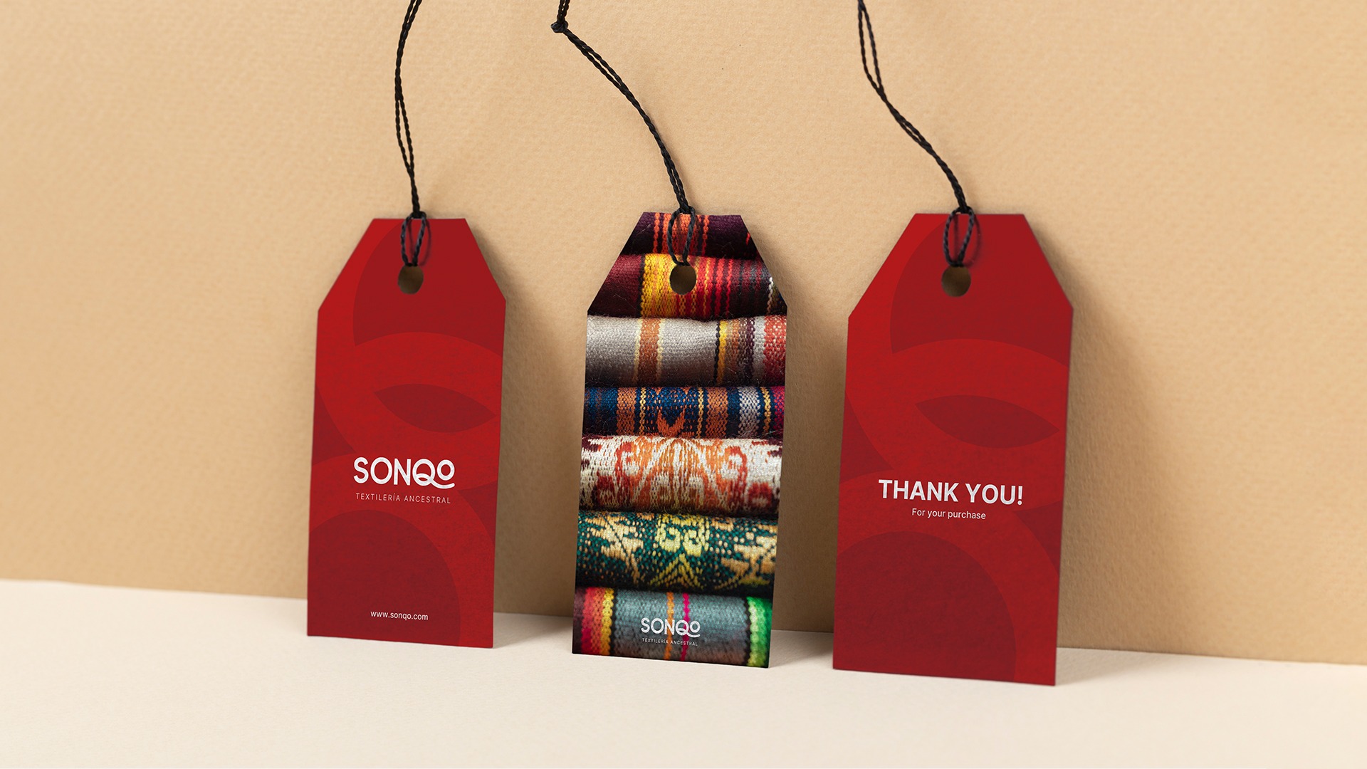 Mockup de etiquetas de ponchos de Sonqo Textilería Ancestral