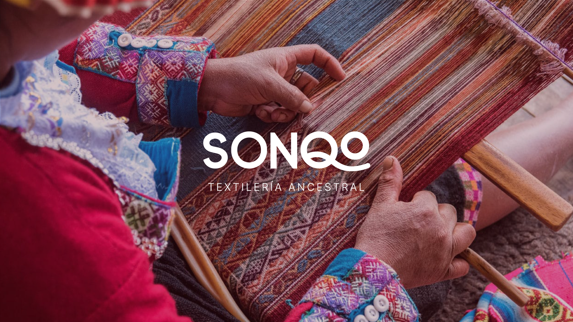 Nueva imagen de la marca Sonqo Textilería Ancestral sobre fondo fotográfico
