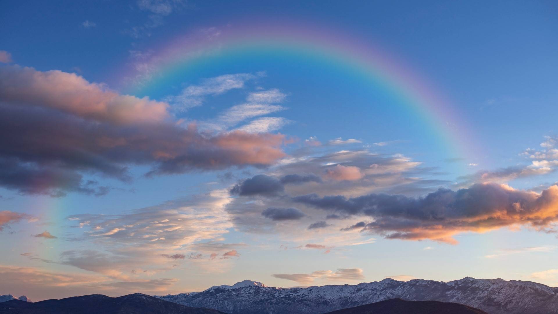 arc-en-ciel au dessus d'une montagne