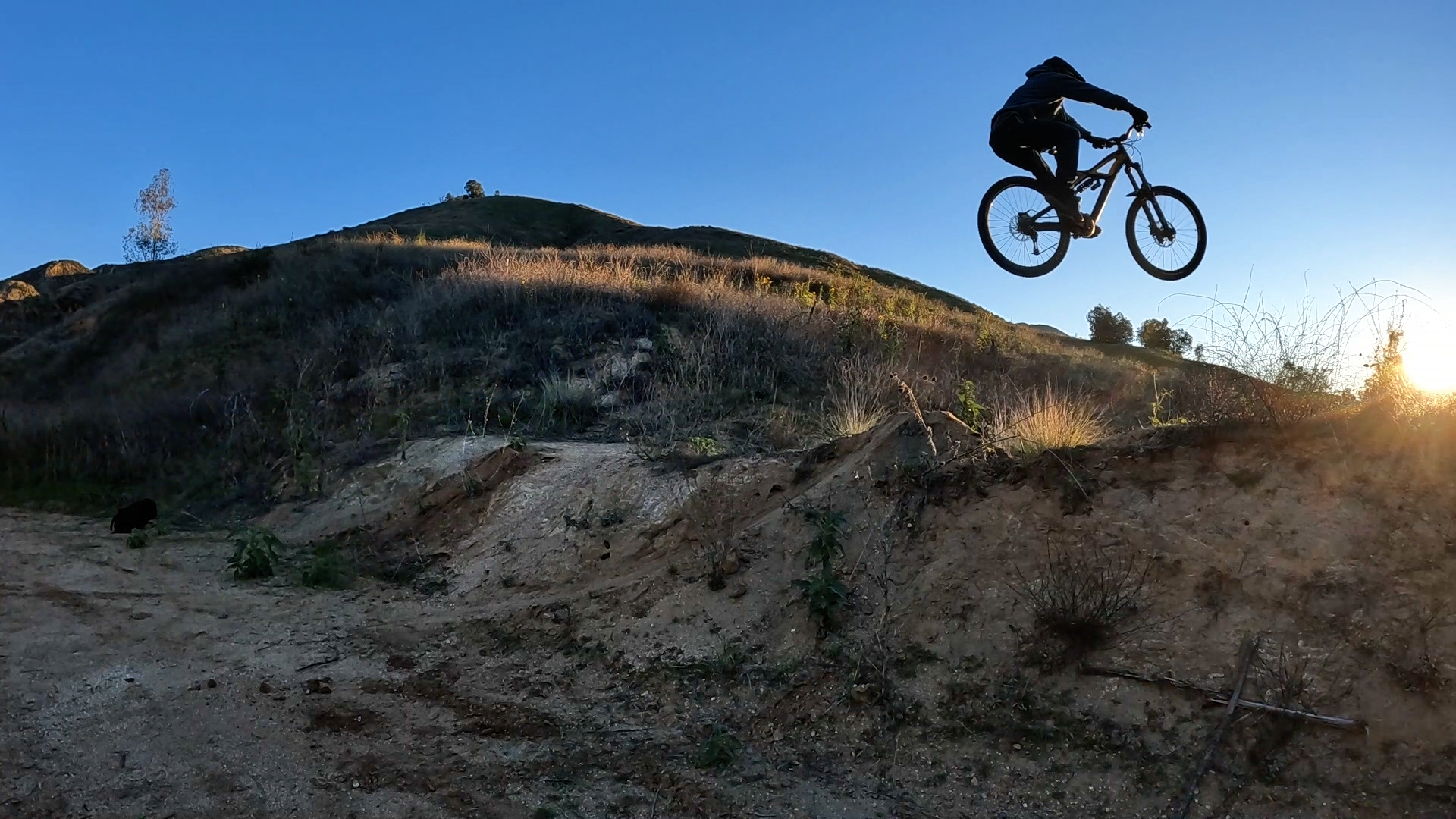 mtb rider in the air getting the arc by leveling out the bike