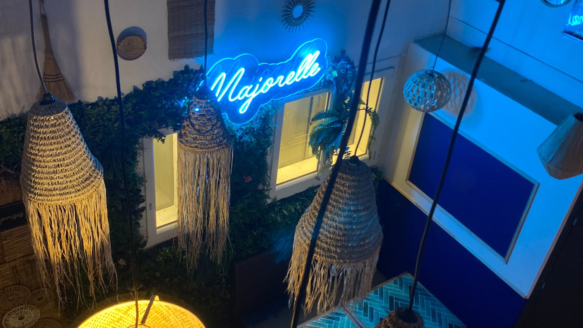 Restaurant Majorelle à Bordeaux, enseigne lumineuse bleue et suspensions artisanales