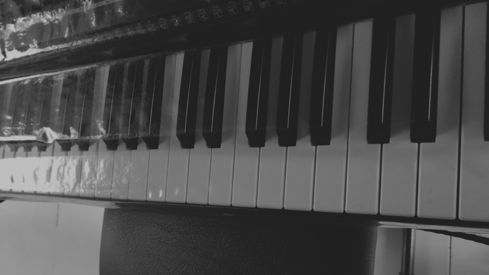 Primer plano de teclado: Melancolía y ritmo en fotografía B/N.