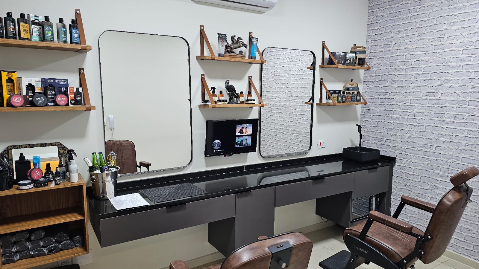 Barbearia sofisticada com bancada e cadeiras de barbearia, produtos de beleza masculinos. Ambiente claro e iluminado, limpo e