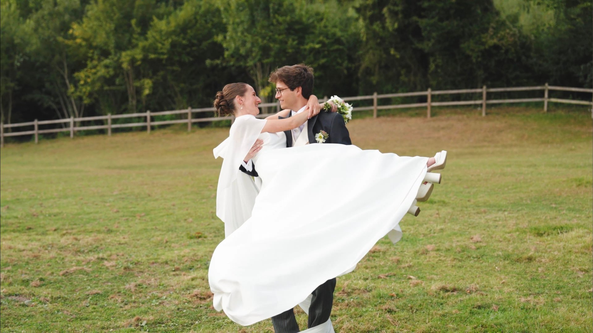 Instant magique entre les mariés, immortalisé avec style et authenticité