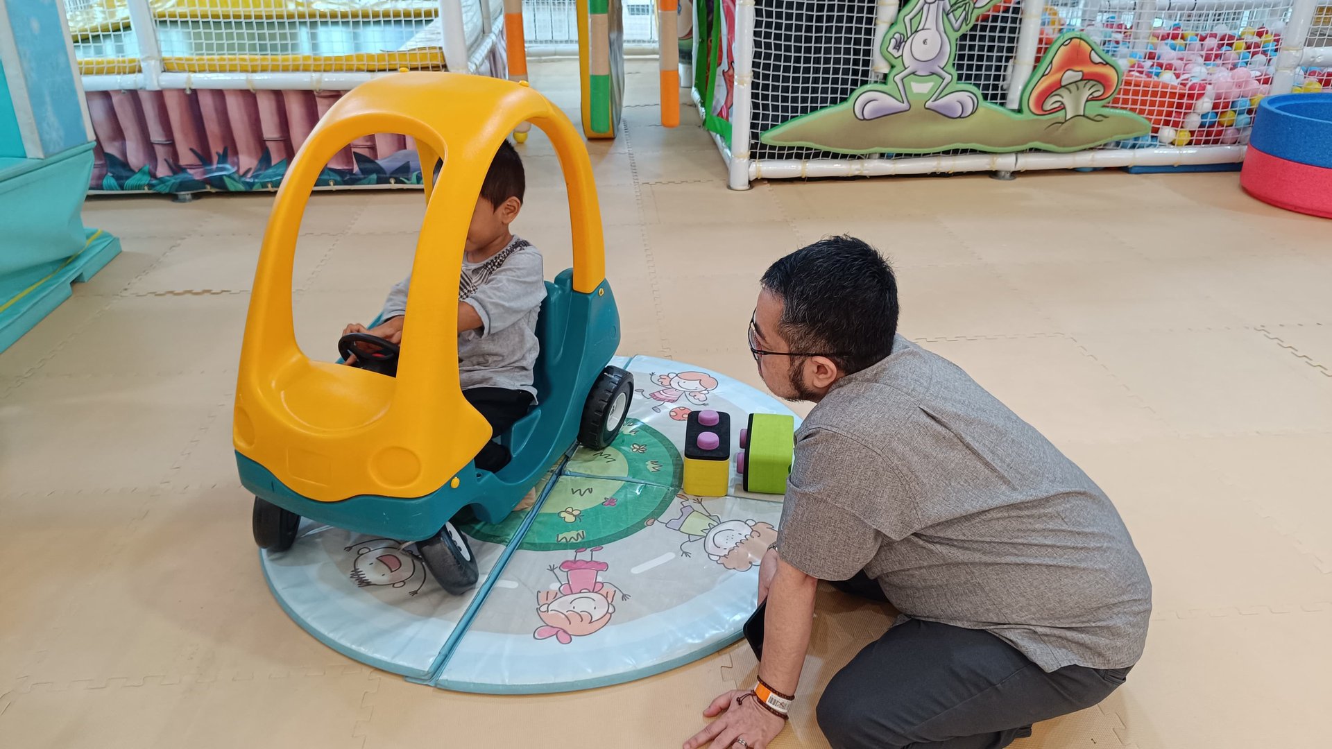 psikolog-anak-faiz-hayaza-sedang-observasi-di-tempat-bermain.jpg
