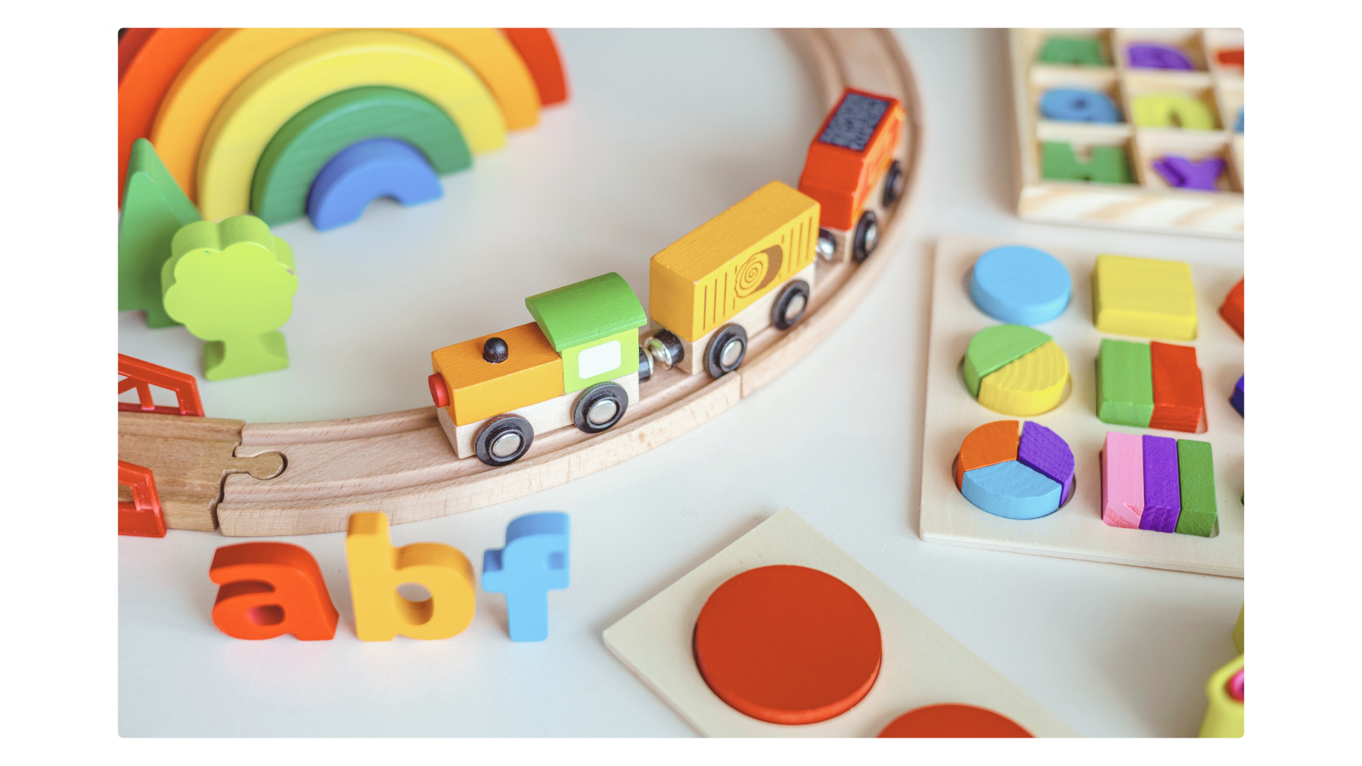 Kids´ wooden games to learn French or English in the Kidioma workshop