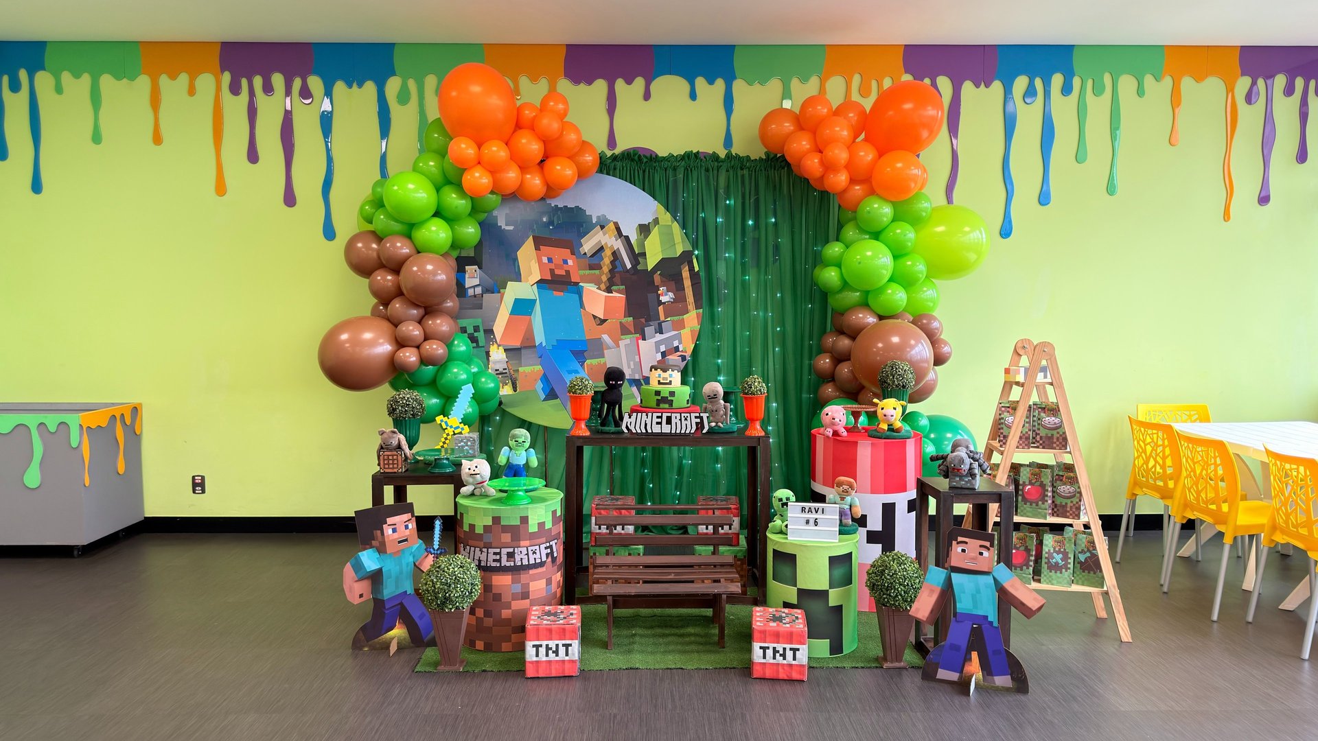 Decoração Infantil Minecraft na Freguesia do Ó com painel, balões verde e preto e mesa temática.