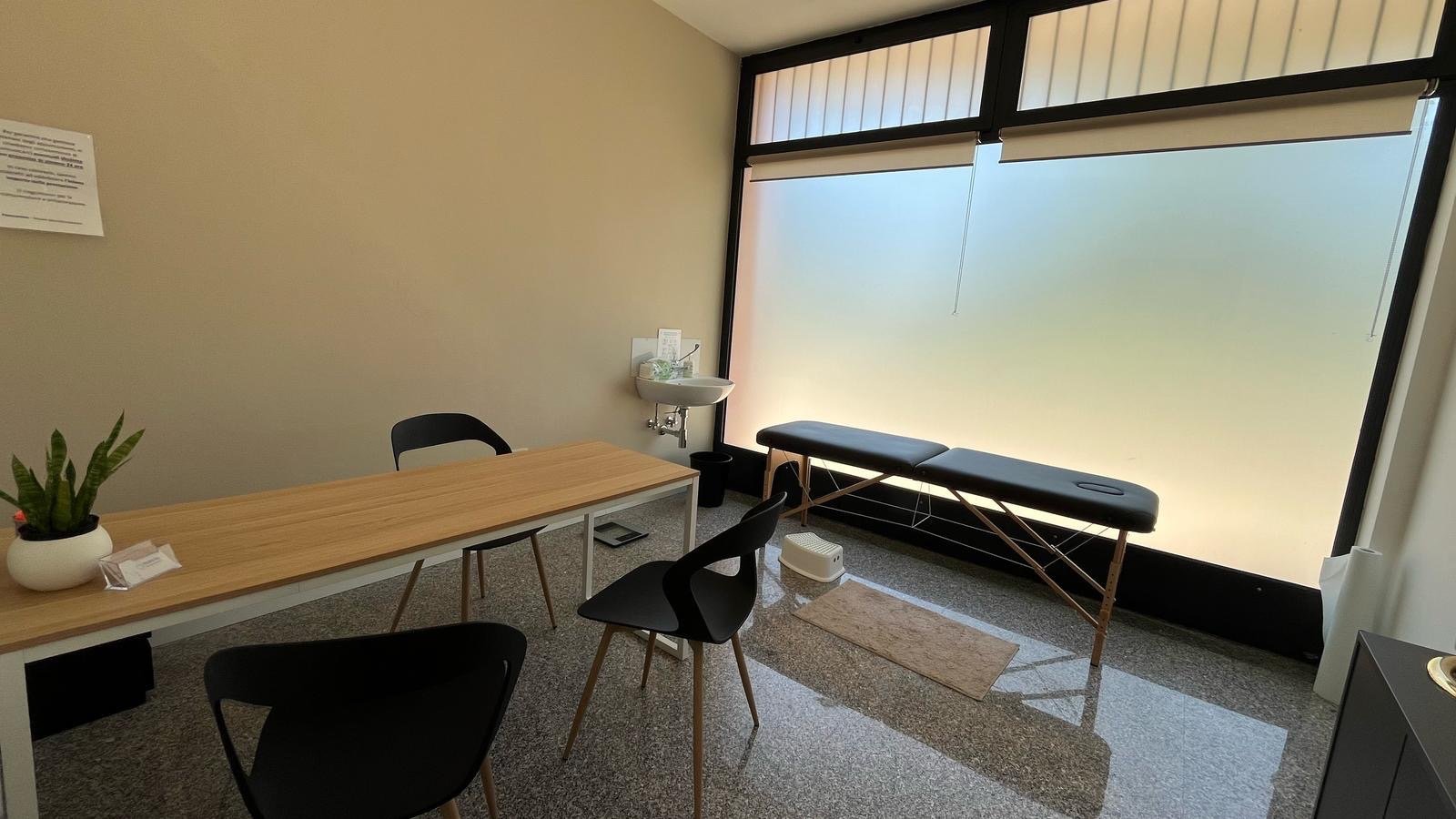 Area di lavoro e scrivania dello studio del nutrizionista di Camisano Davide Milani