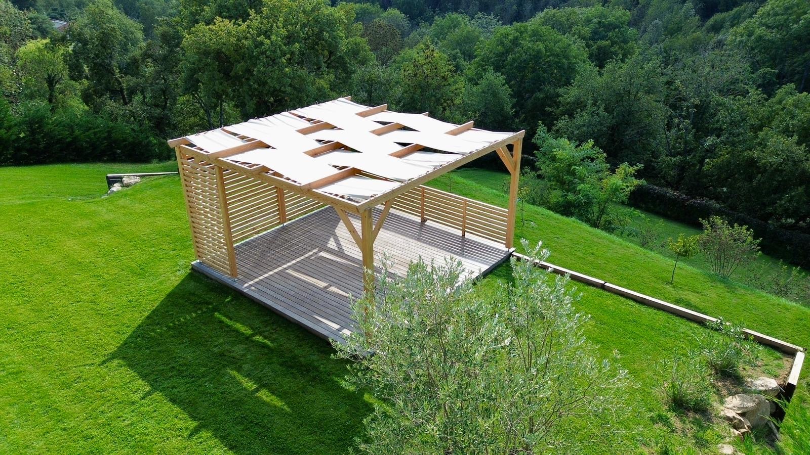 pergola en bois douglas avec voile d'ombrage sur terrasse en bois exotique