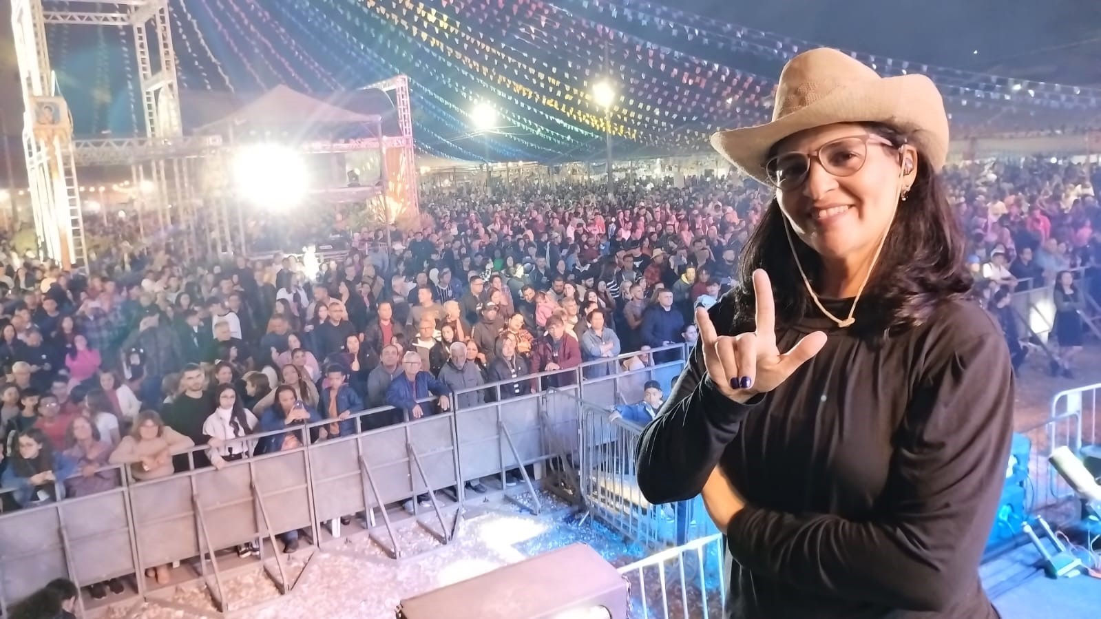 Intérprete de Libras na festa de São João de Caçapava