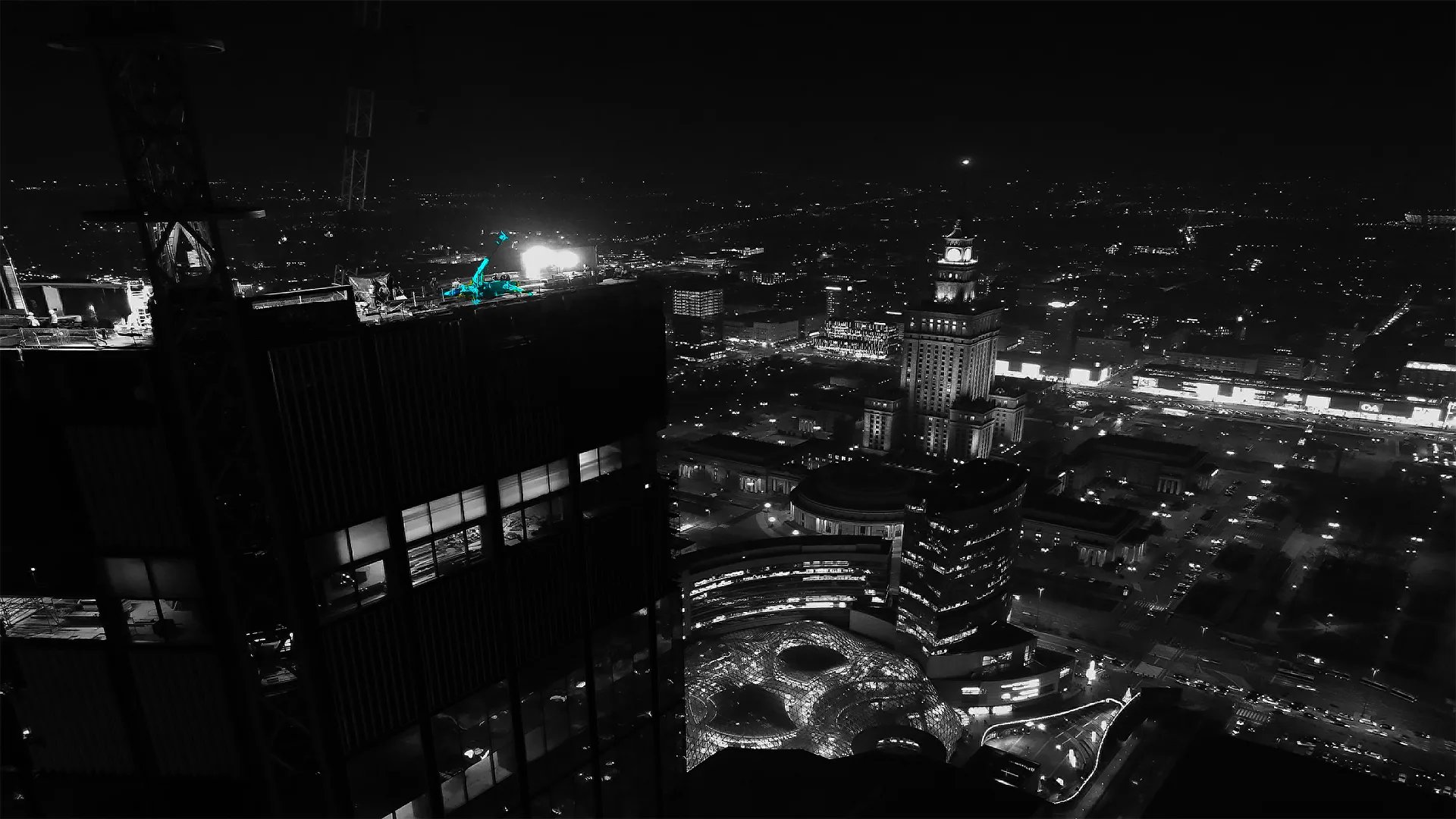 mini żuraw pracuje na wysokości 231 m n.p.m. w centrum Warszawy