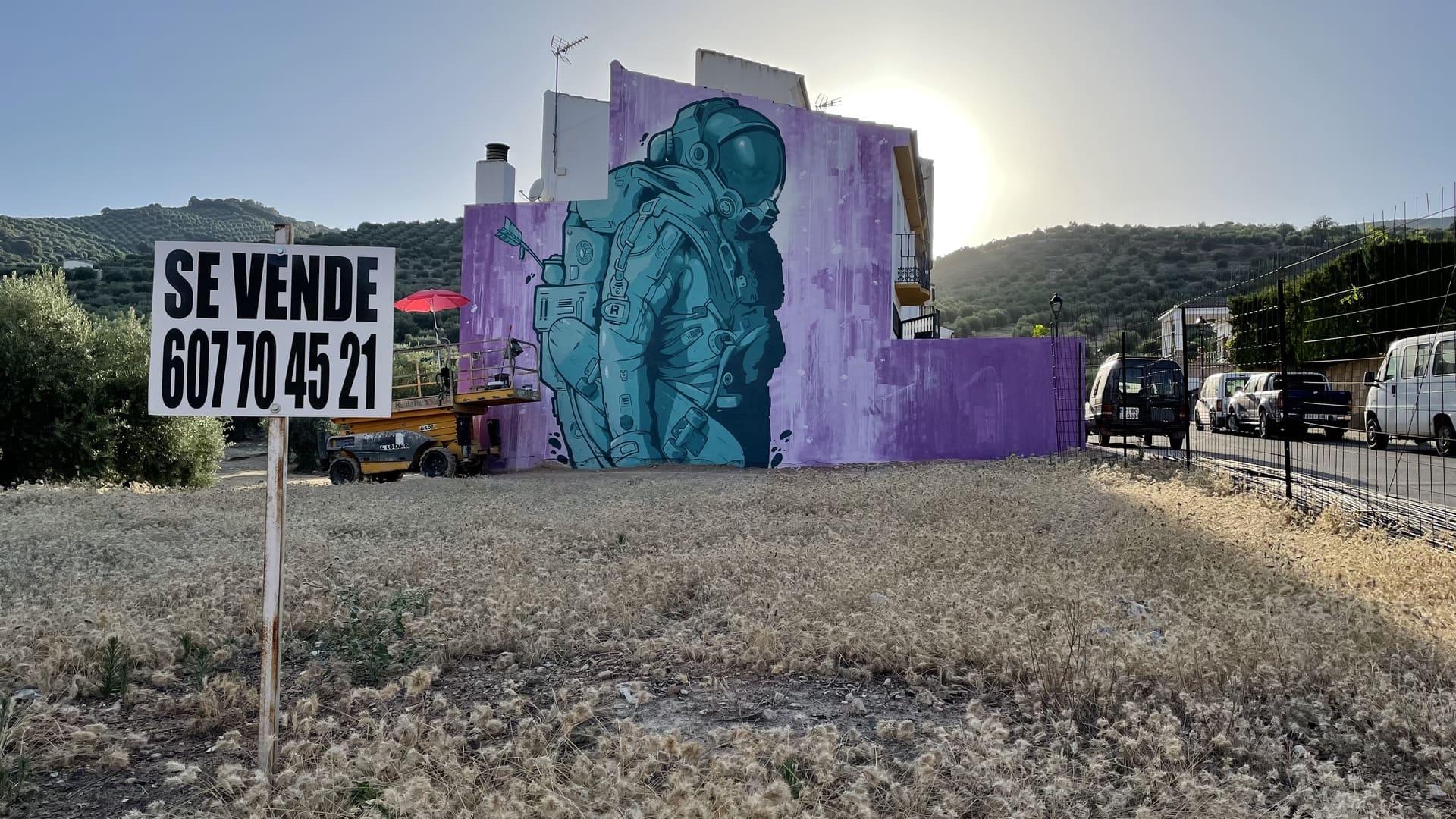 mural de un astronauta en una fachada de una casa