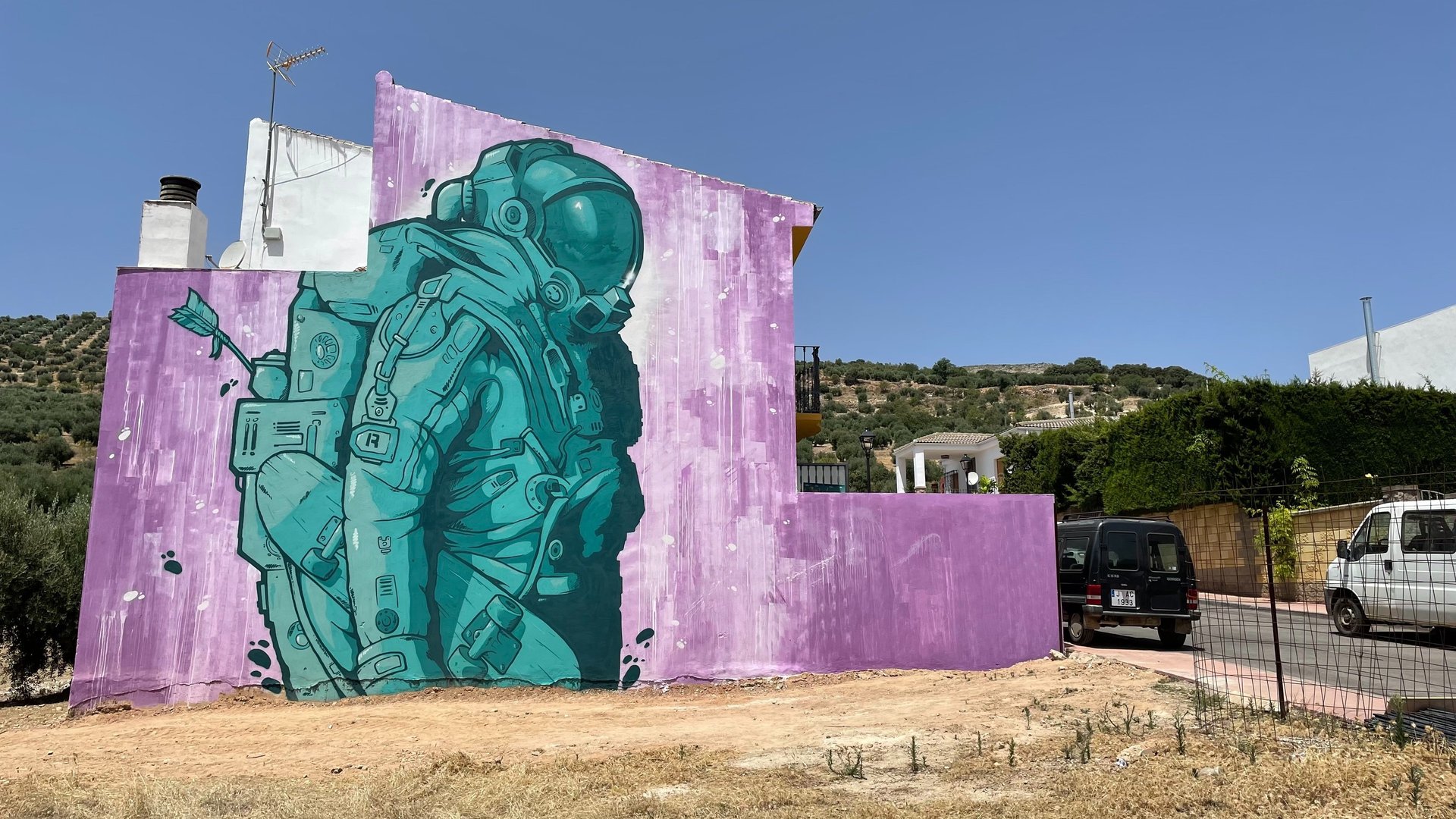Mural de un astronauta en una fachada de 3 pisos de altura