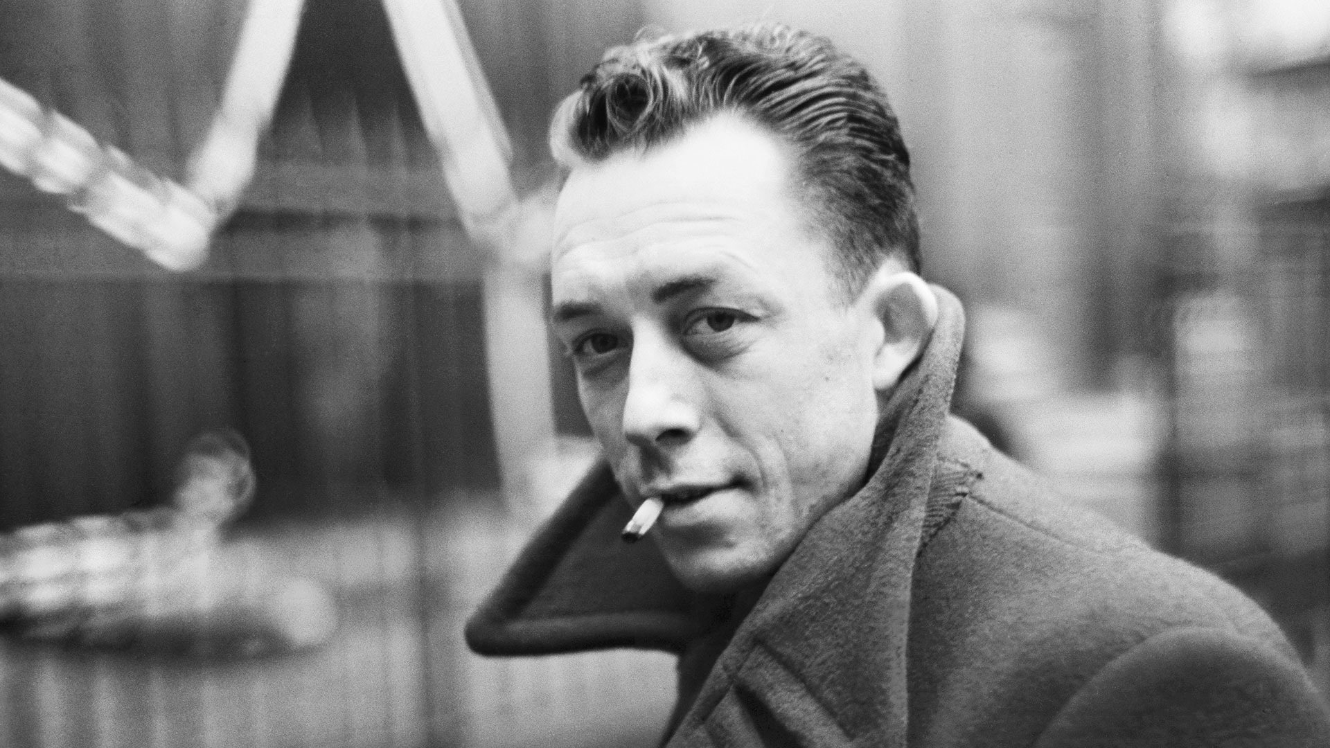 Albert Camus fumando, foto en blanco y negro.