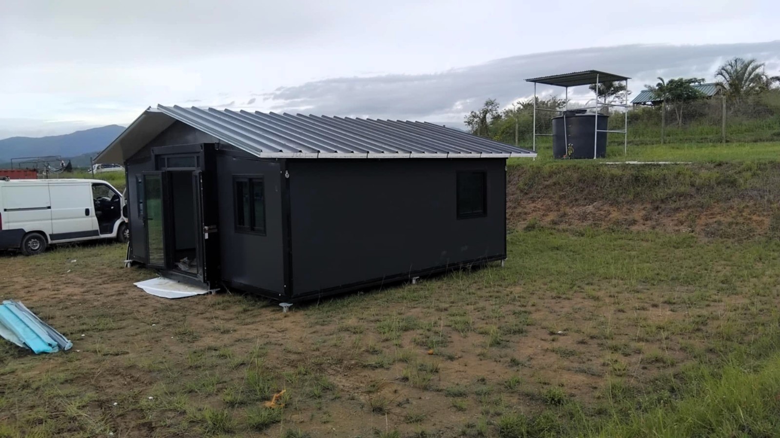 Conteneur aménagé habitable avec toiture en bac acier.