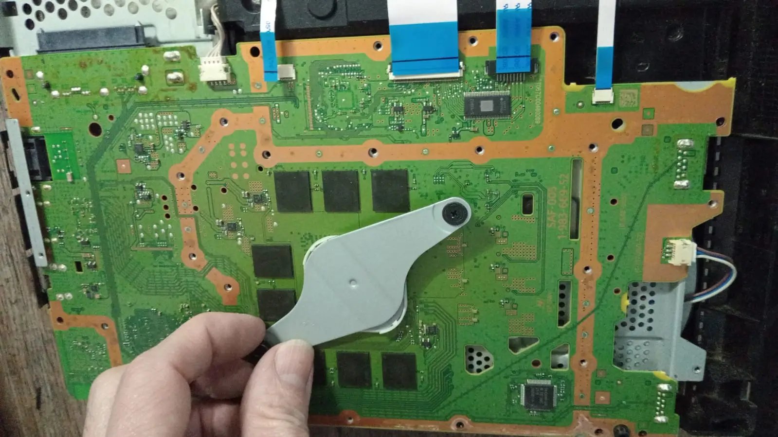 Cambio de pasta térmica en la APU de una PlayStation 4, proceso clave enseñado por los técnicos de MBTECNIC.