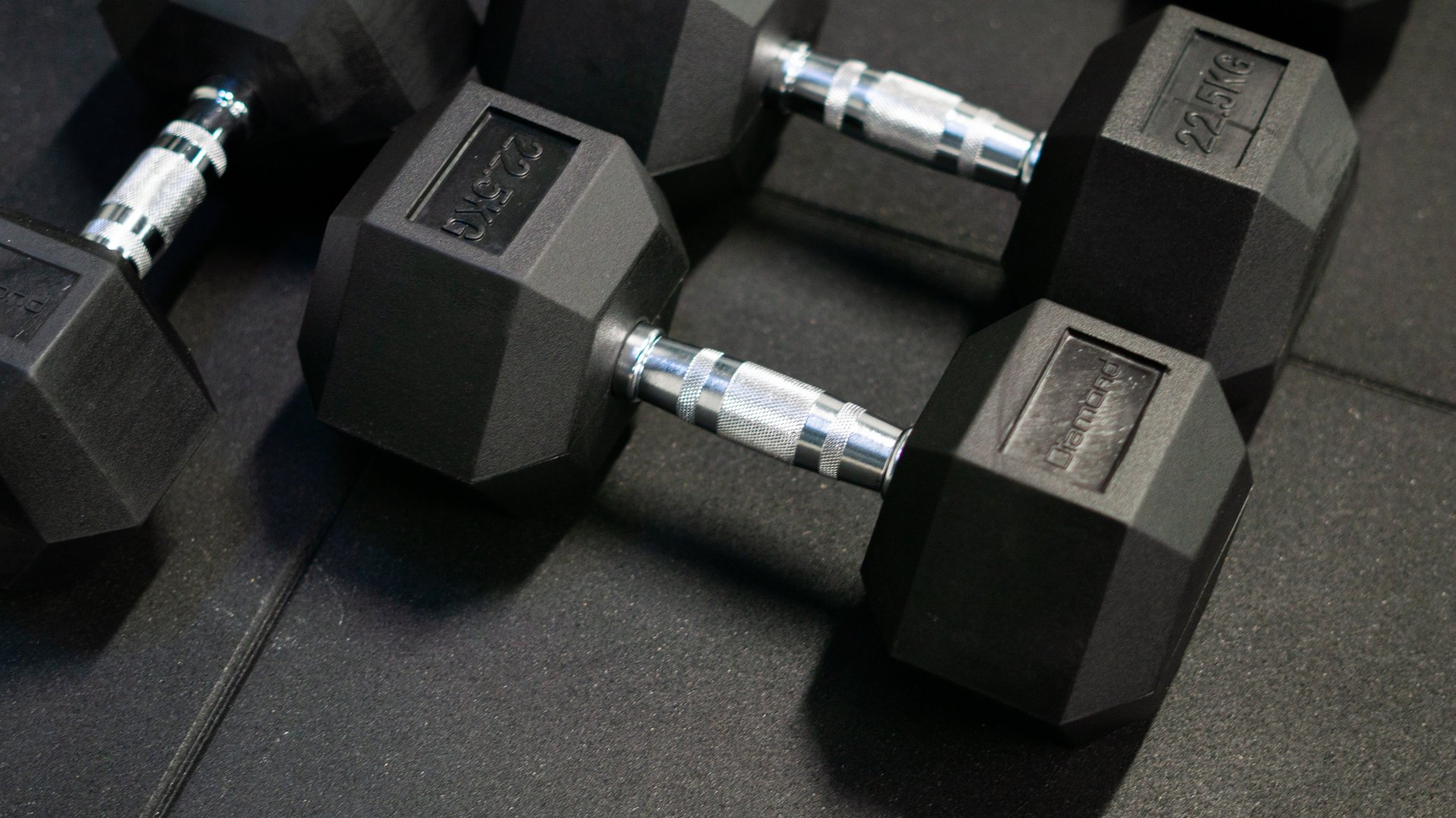 Manubri esagonali da palestra da 22,5 kg su pavimentazione gommata nella palestra Move 2 Grow a Milano.