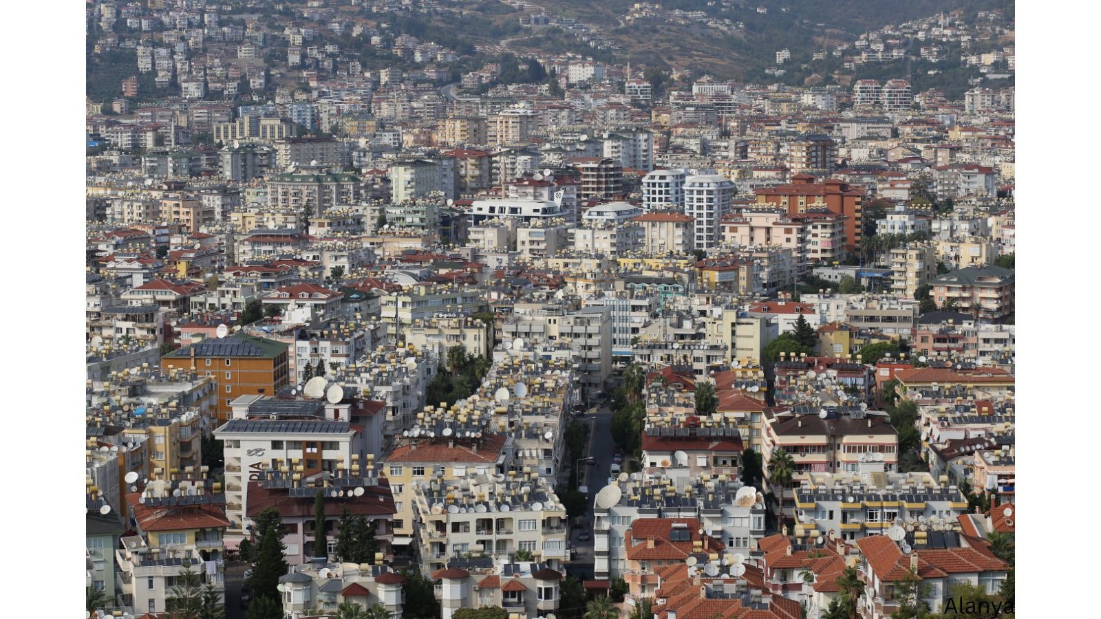 Comprehensive view of Alanya residential area and city architecture, showcasing the variety of homes