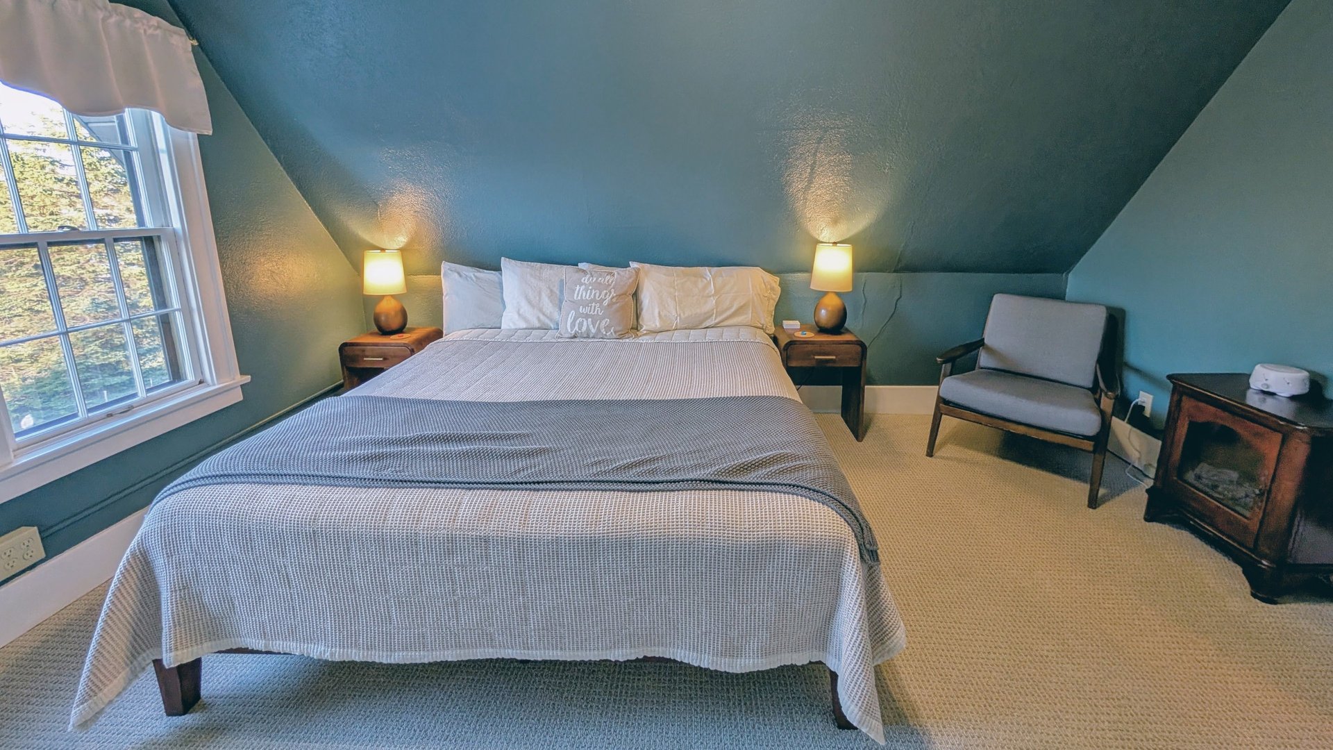South Cliff Inn's Gable Room - bed and seating