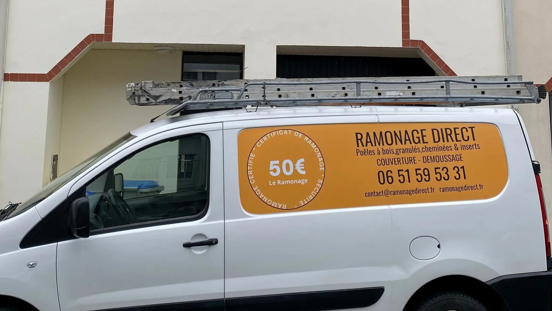 Camion Ramonage Direct artisan ramoneur certifié en intervention à Nantes et La Chapelle-sur-Erdre