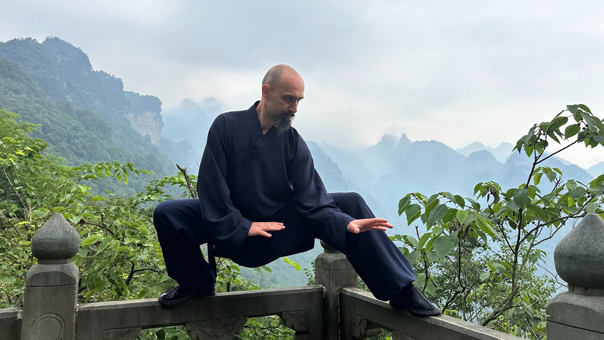 Balancing between earth and sky, İsmet Himmet channels the spirit of Wudang among ancient peaks.