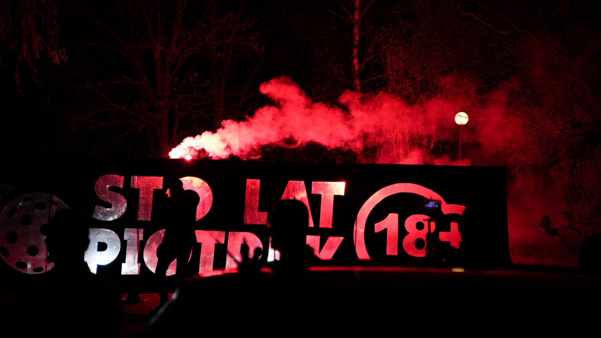 fajerwerki z napisem 18 lat prezent na osiemnastke