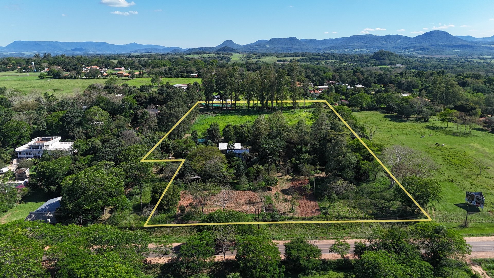 Zwei unmöblierte Häuser mit Garten und Altbaumbestand in Planta Urbana, Colonia Independenci