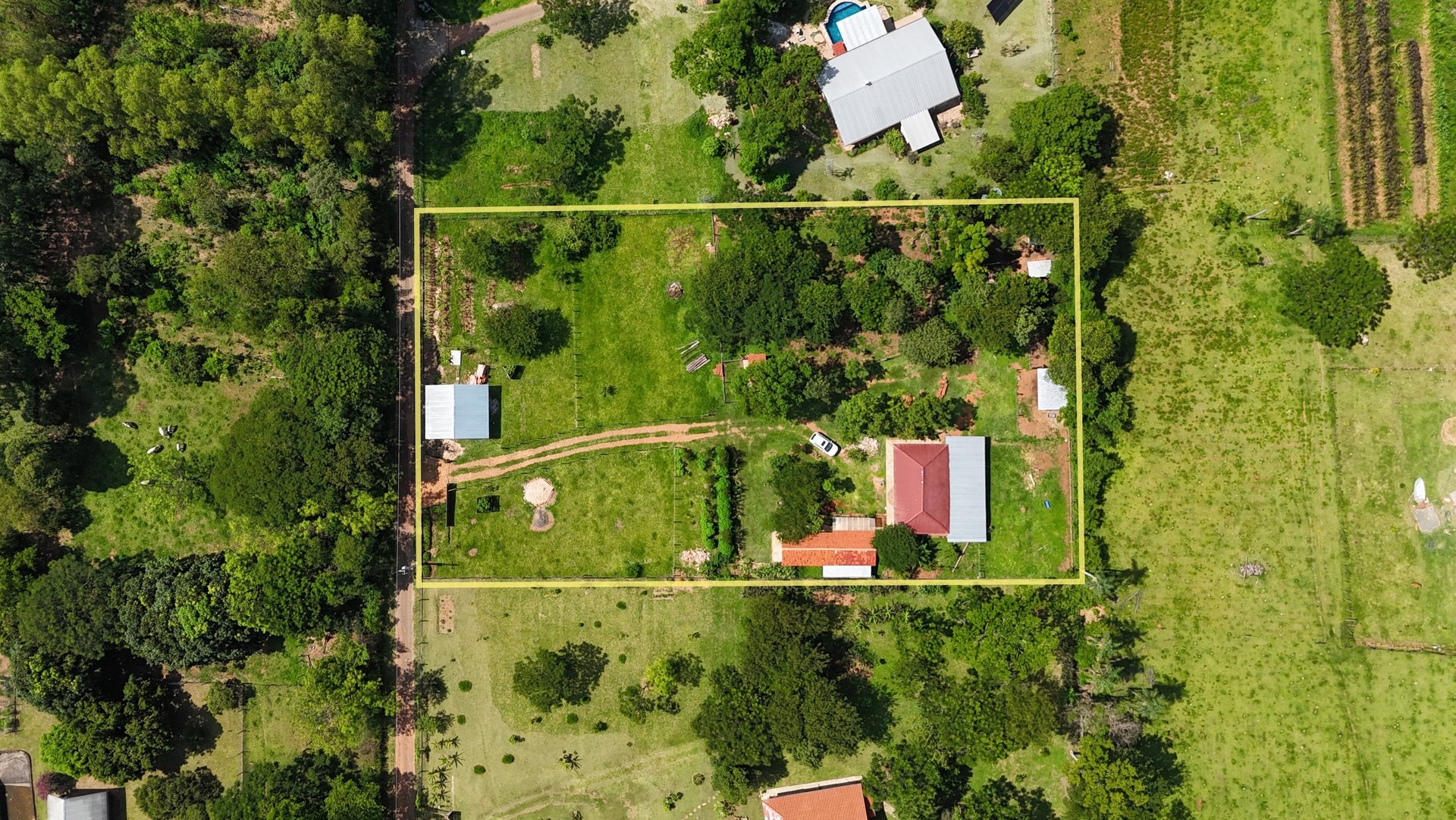 Grundstück in der Calle Mil, mit drei Gebäuden