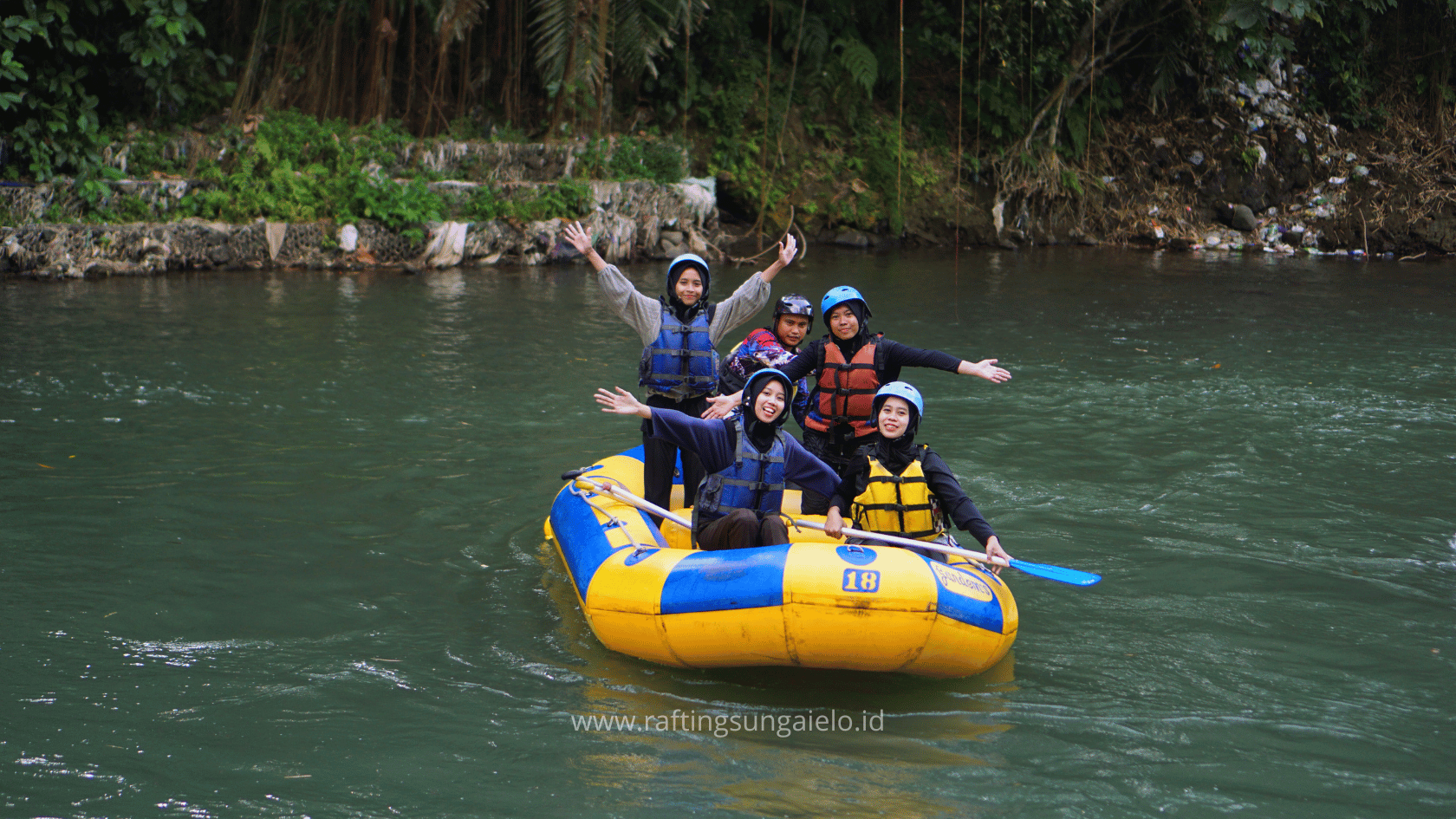 Kegiatan outbound dan rafting di Elo Magelang untuk mempererat kerja tim.