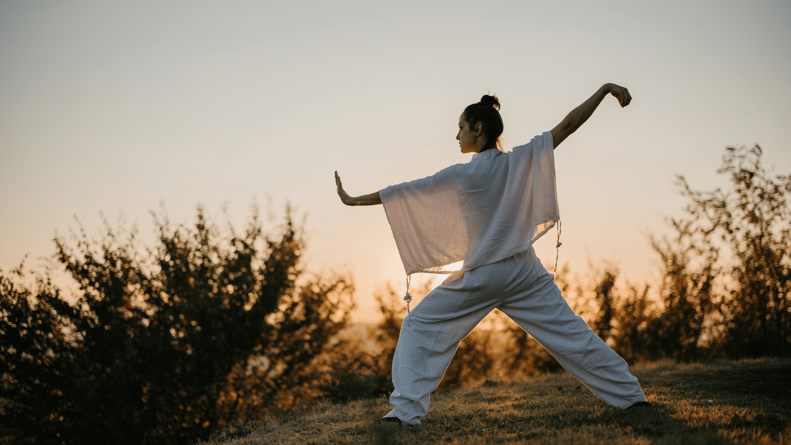 Femme qui pratique le Tai qi ou le Qi gong, pratique ancestrale chinoise
