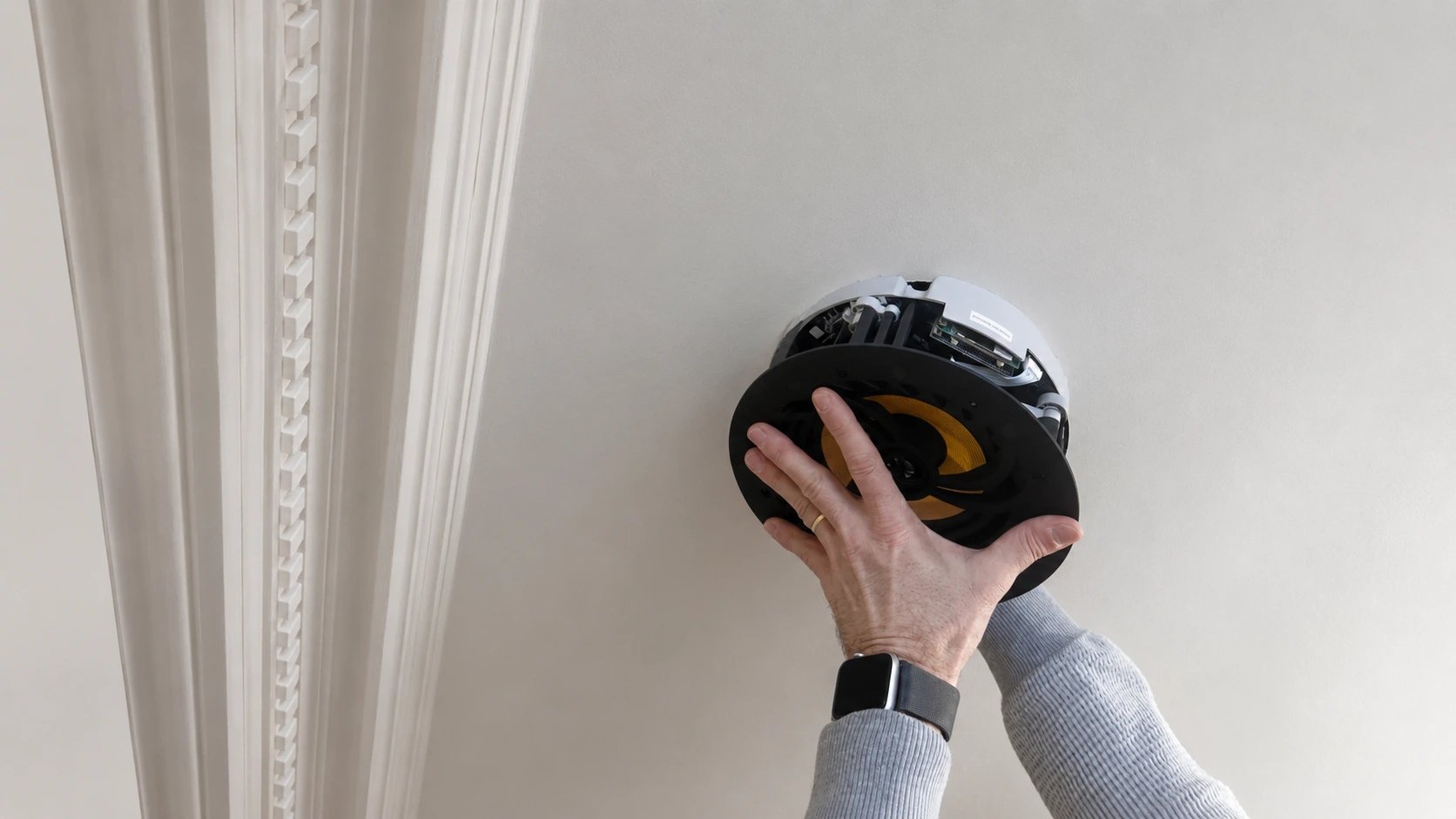 technicien audio video neuilly installe enceinte sonore intégrée plafond