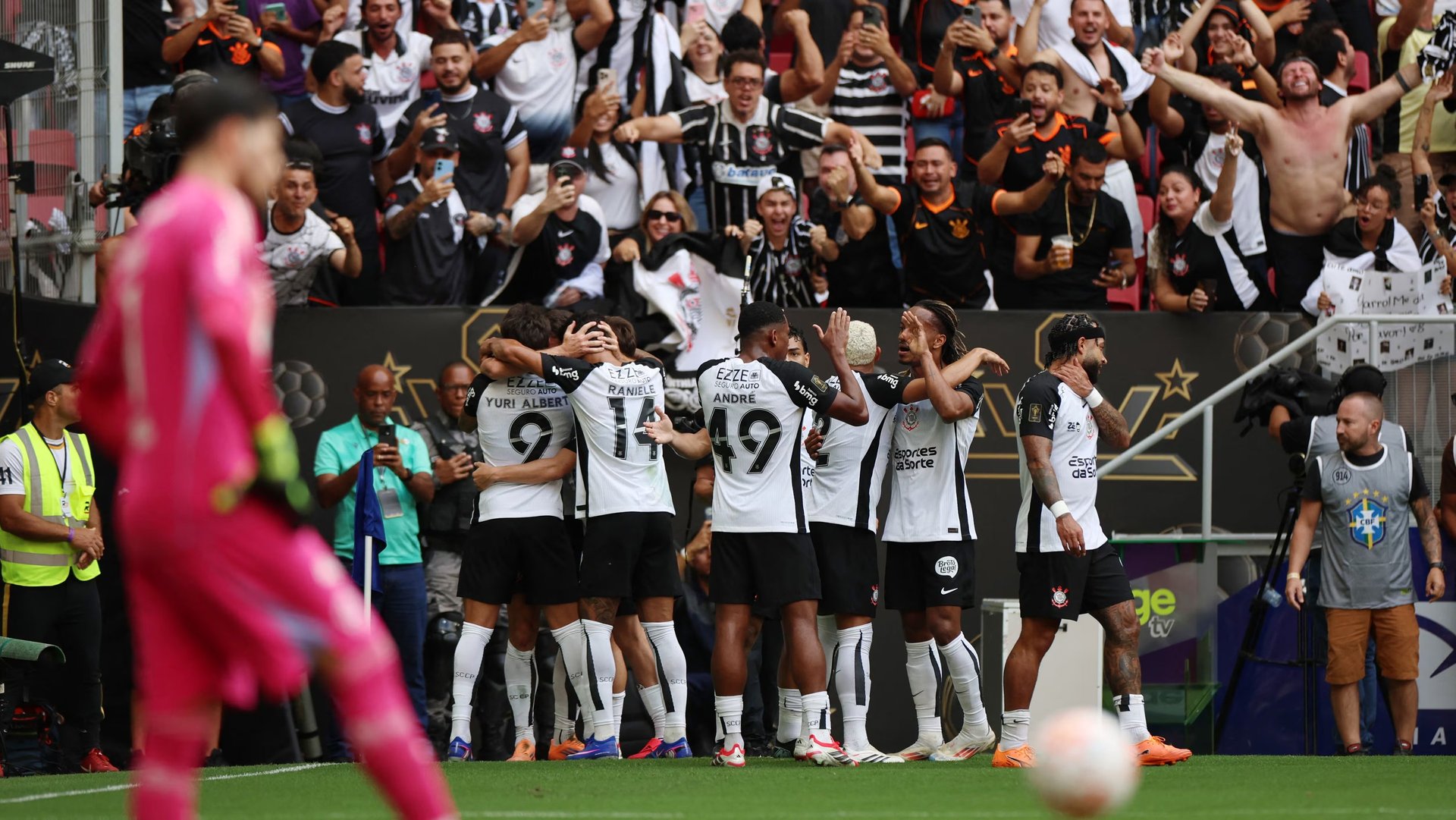 Jogadores do Corinthias comemorando vitória sobre o Flamengo