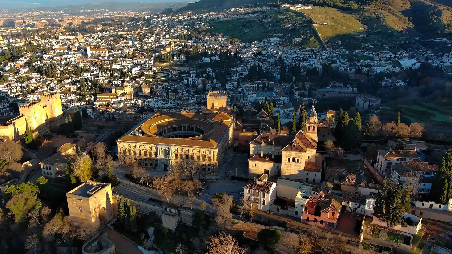 Vista aérea de Granada con la Alhambra y el entorno urbano de la ciudad