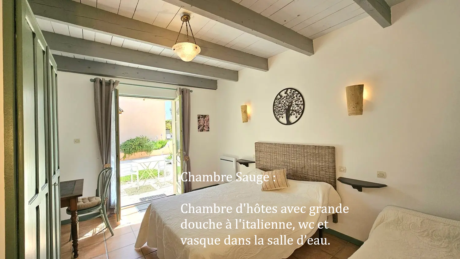 Chambre sauge de la maison d'hôtes la ramade, grand lit vue porte fenêtre extérieur.