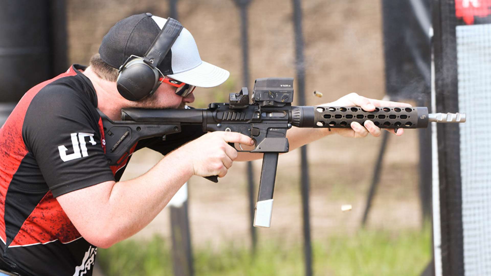 Ein Sportschütze schießt mit seiner JP5