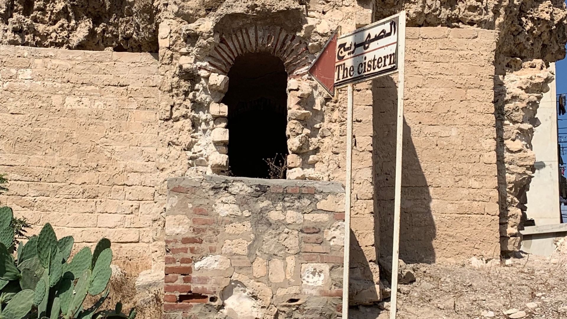 Cisterna subterrânea nas Catacumbas de Kom El Shoqafa em Alexandria, Egito.