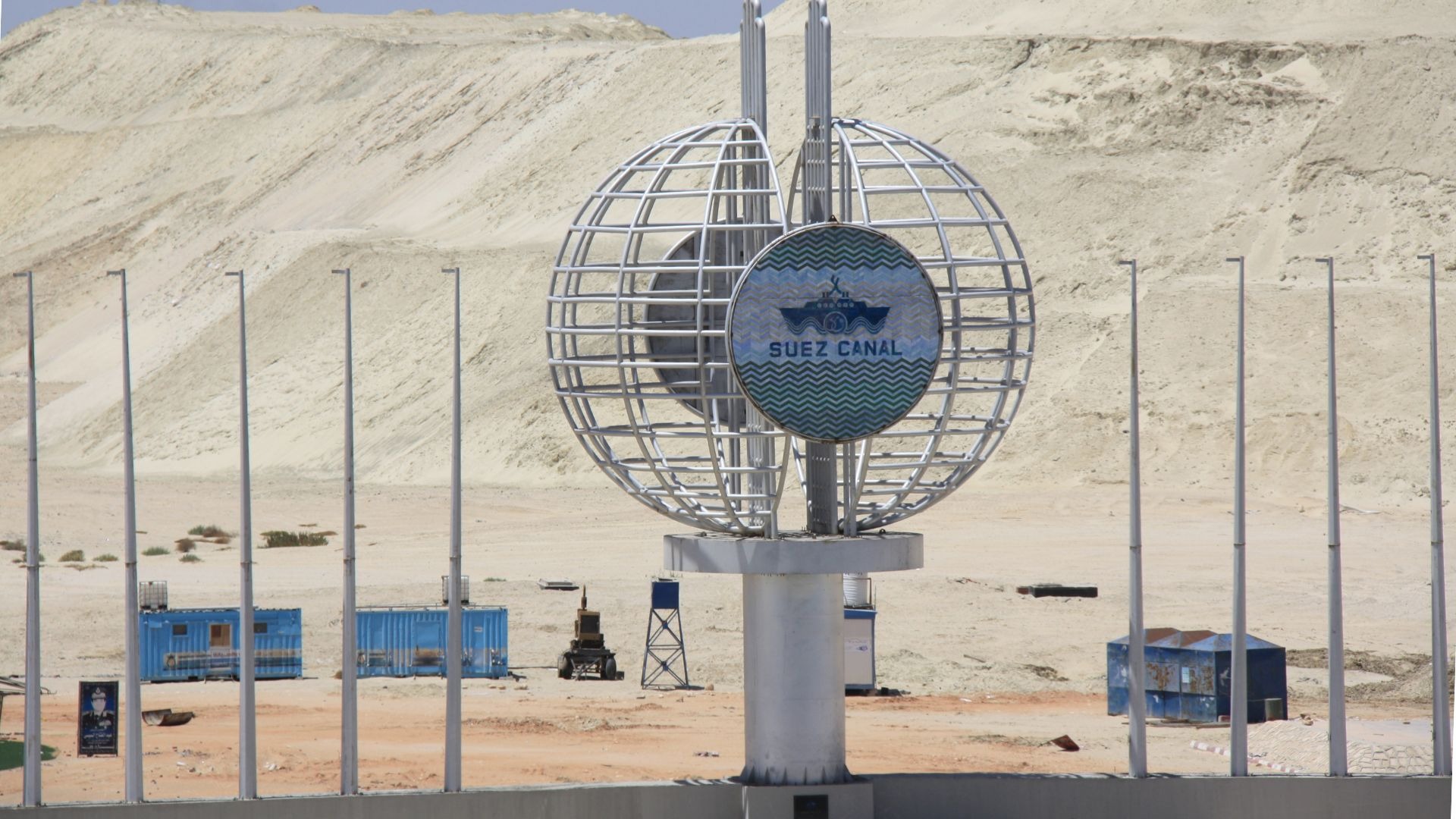 Navio passando pelo Marco do Canal de Suez no Egito