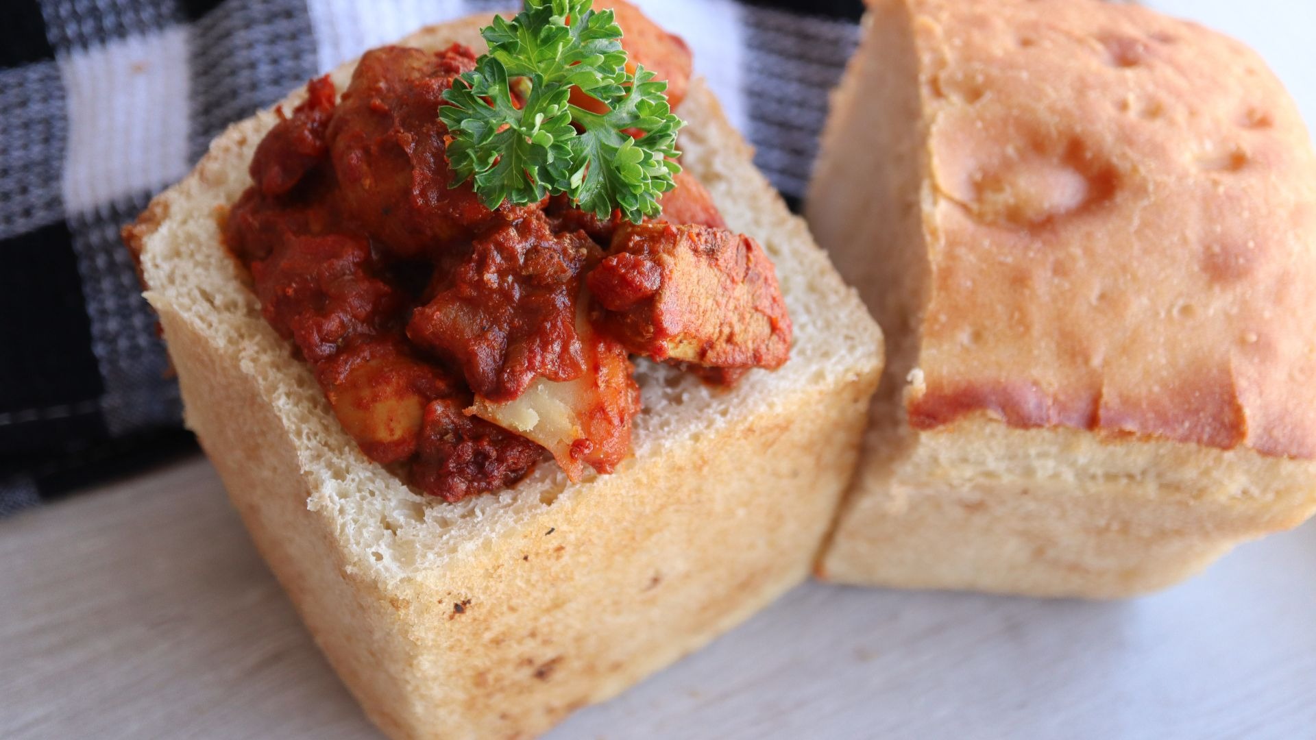 Prato de Bunny Chow tradicional em Cape Town, África do Sul.