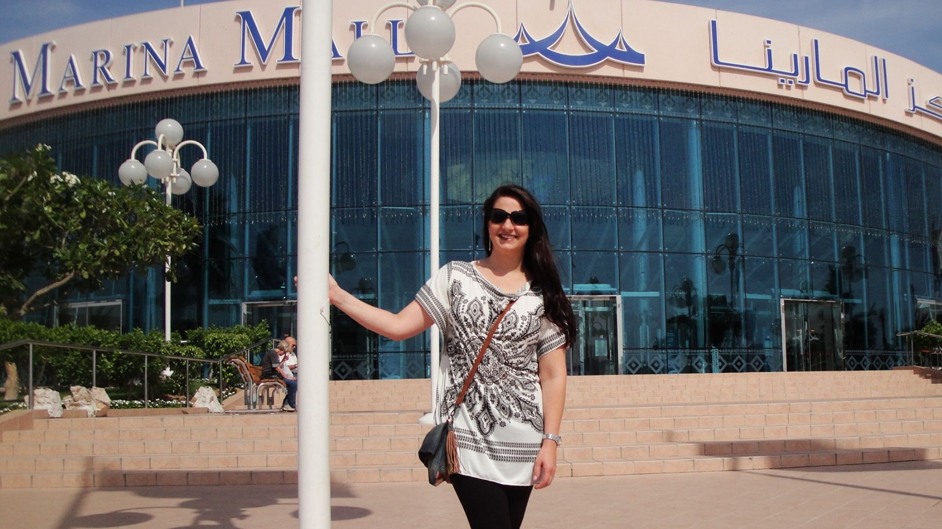 foto da autora em frente ao marina mall em abu dhabi