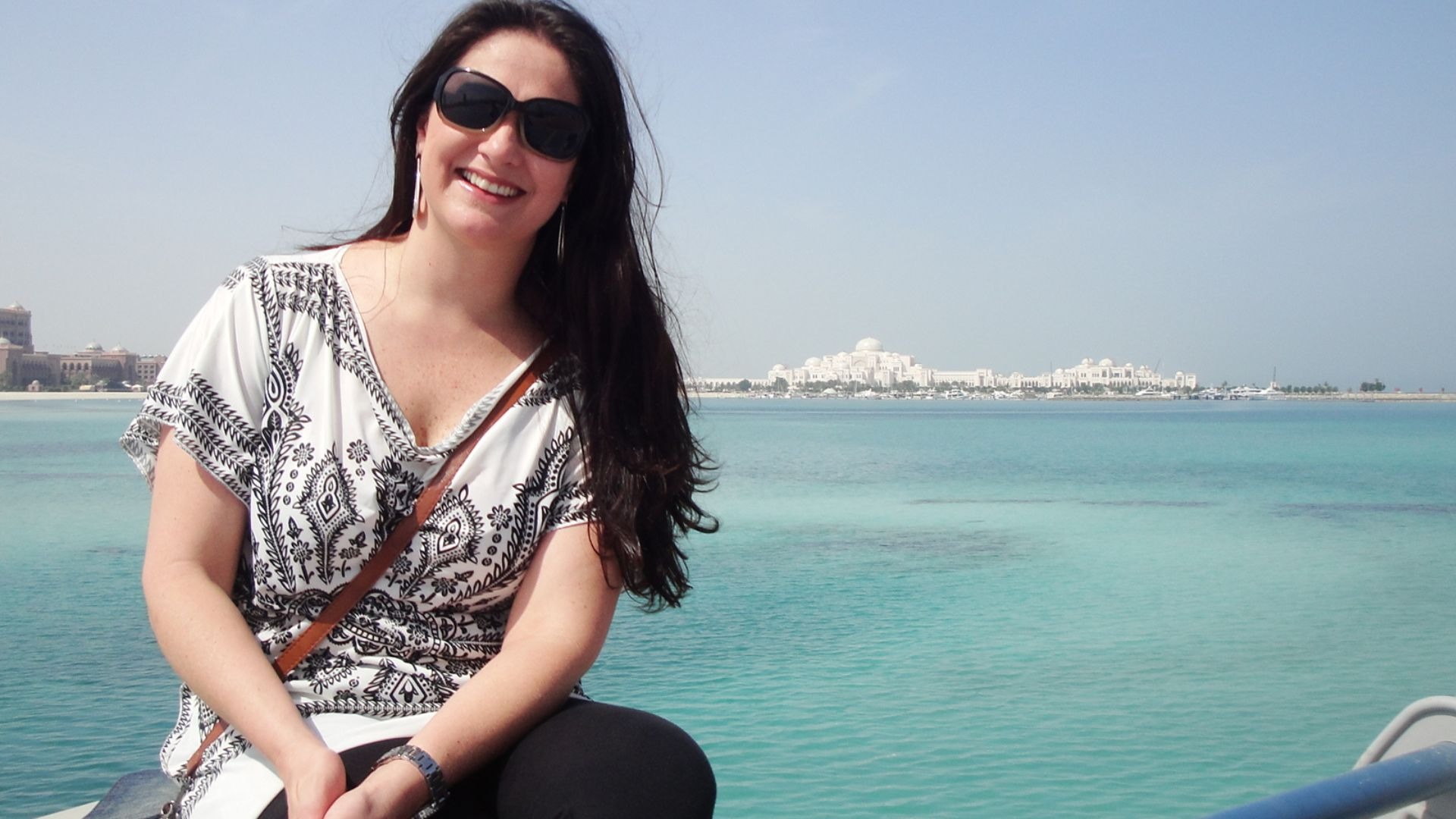 foto da autora com vista para sheik zayed mesquita em abu dhabi