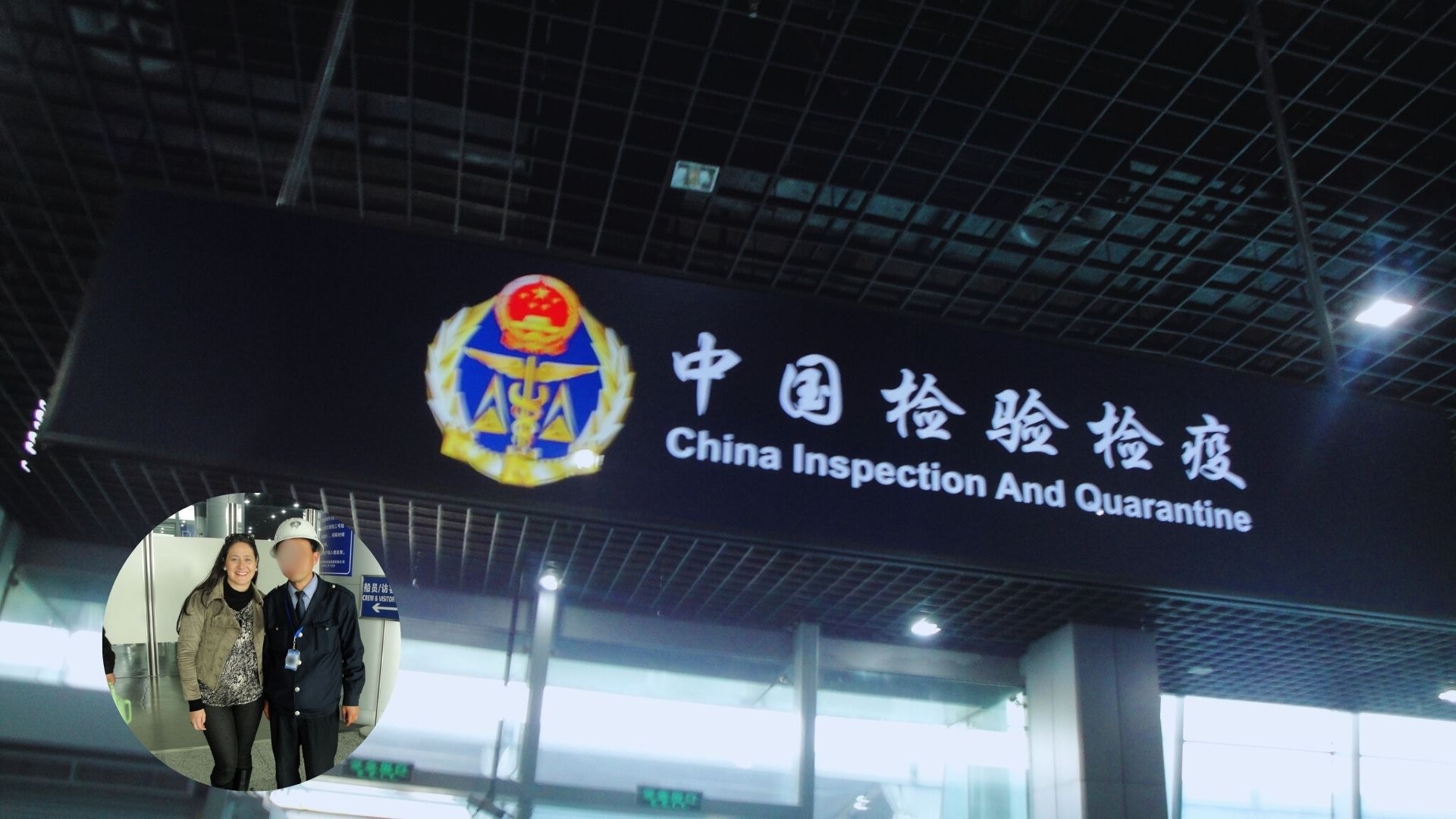 Autora na fila da imigração em Xangai, China, com sinalização bilíngue ao fundo.